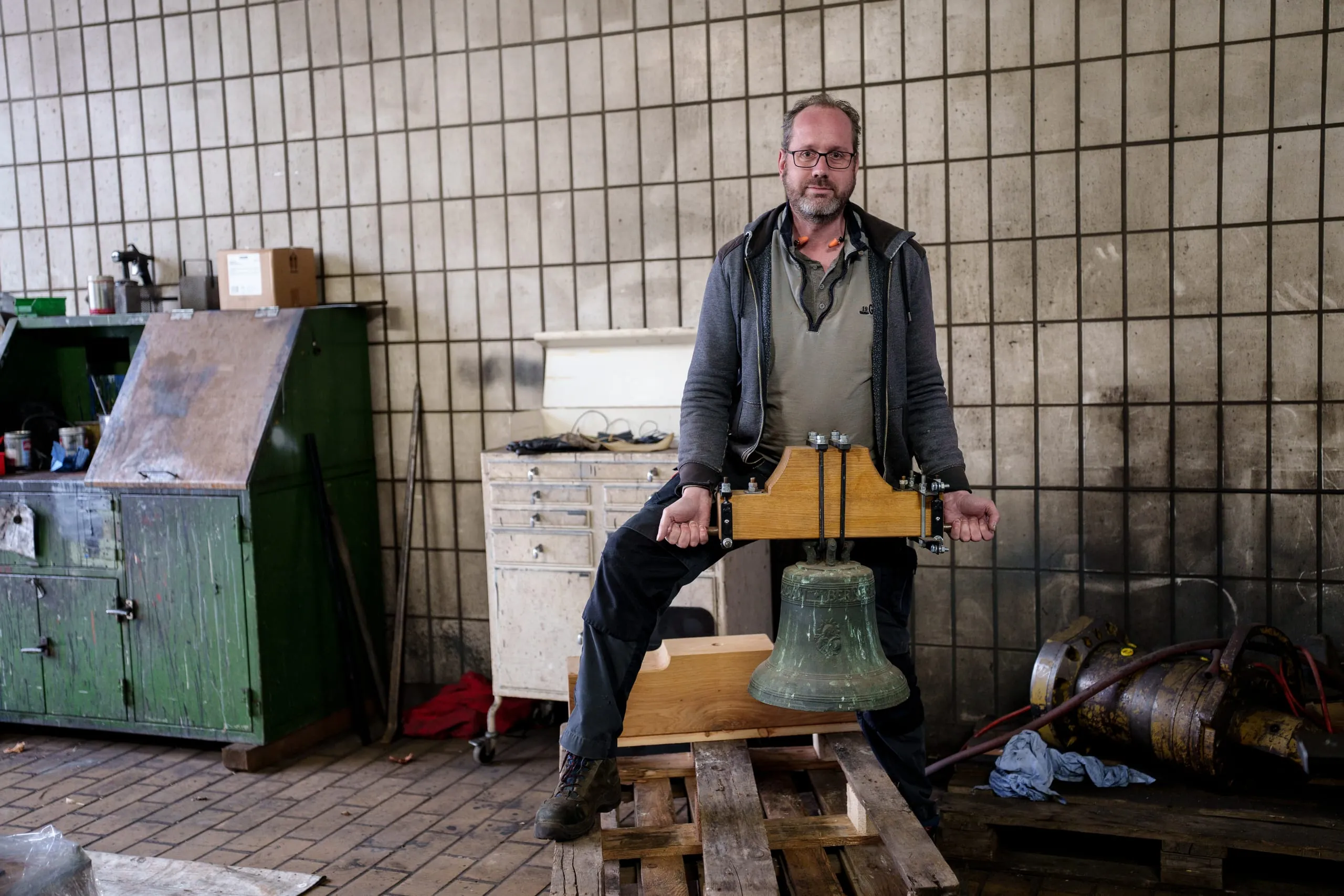 Meisterschmied und Geschäftsführer Martin Wensauer präsentiert stolz die frisch geschmiedete Glocke, für die ein spezieller Klöppel angefertigt wurde.