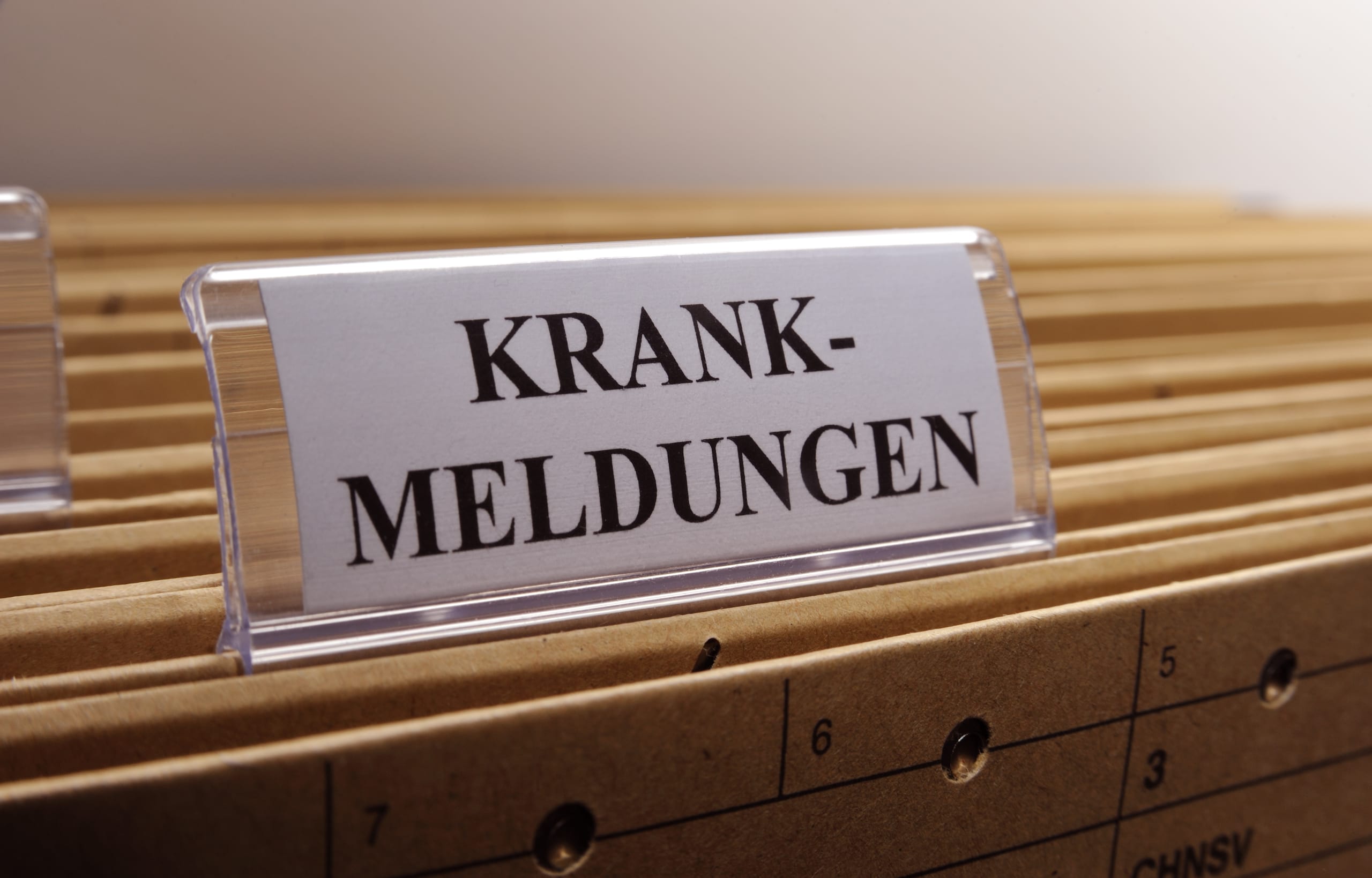 Kontrollbesuch bei kranken Mitarbeitern – Darf der Arbeitgeber das? Zwei Rechtsexperten klären, was gesetzlich erlaubt ist.