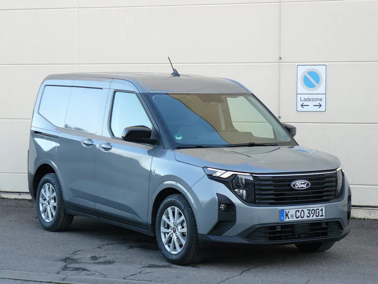 Sieht gr&ouml;&szlig;er aus, als er ist: der bullig geformte Ford Transit Courier.