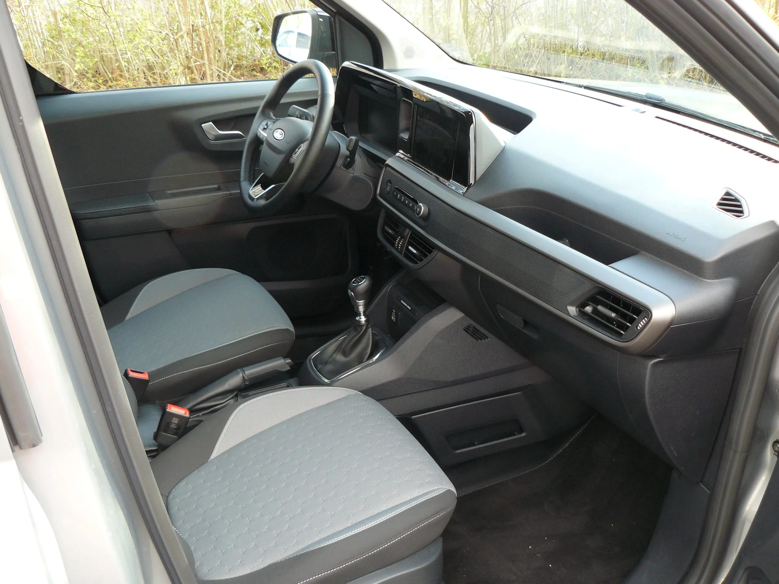 Einfach und praktisch: Interieur mit ordentlichen Sitzen und vielen Ablagen.