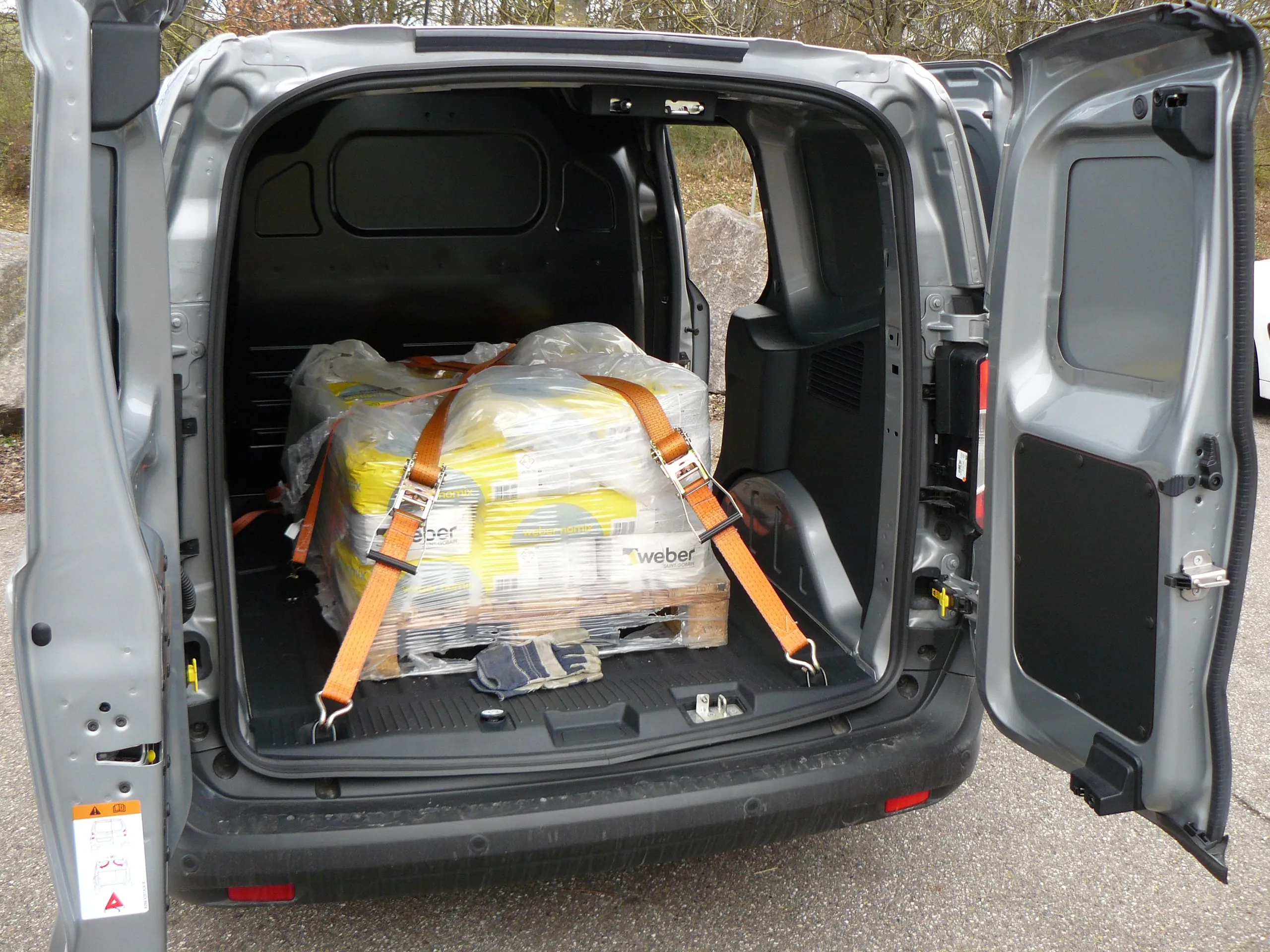 Ford Transit Courier Limited: Interieur, Cockpit und Laderaum