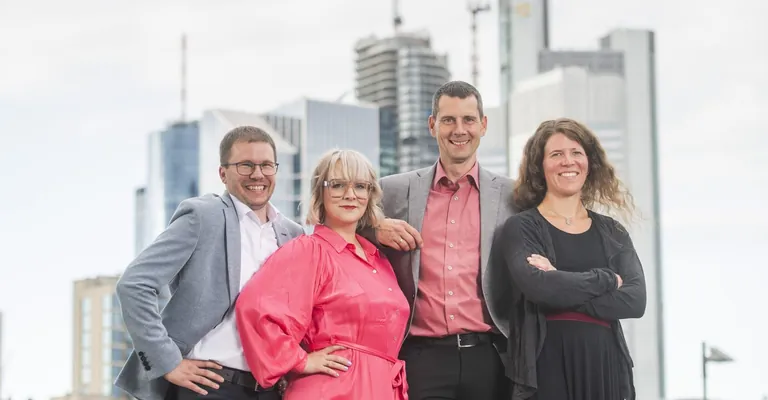 Natalie Rosner (Mitte), Top Gr&uuml;nderin im Handwerk, freut sich mit Top Gr&uuml;nder Markus Mack (Mitte) und den Top-Gesch&auml;ftsidee-Preistr&auml;gern Nanetta Ruf und Sebastian Pascal Scheffel &uuml;ber die Auszeichnung bei einem der renommiertesten Wettbewerbe im Handwerk.