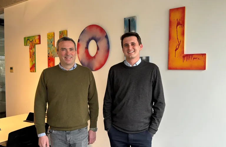 Christoph Tholl (links) mit seinem Sohn Maximilian. Die beiden Bauprofis haben sich dem Trend verschrieben, Geb&auml;ude zu sanieren und zu revitalisieren. Die 140 Mitarbeiter des Familienunternehmens erwirtschafteten 2022 einen Umsatz von 31 Millionen Euro.