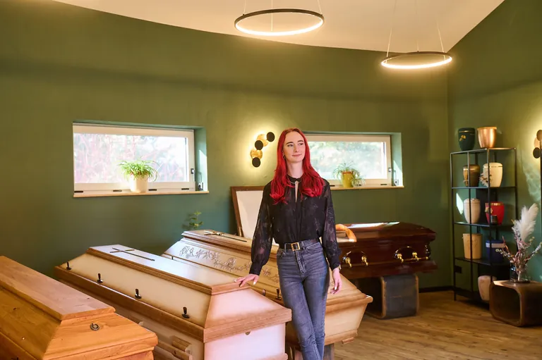 Bestattungsfachkraft Annabell Wandelt steht in ihrem Bestattungshaus.