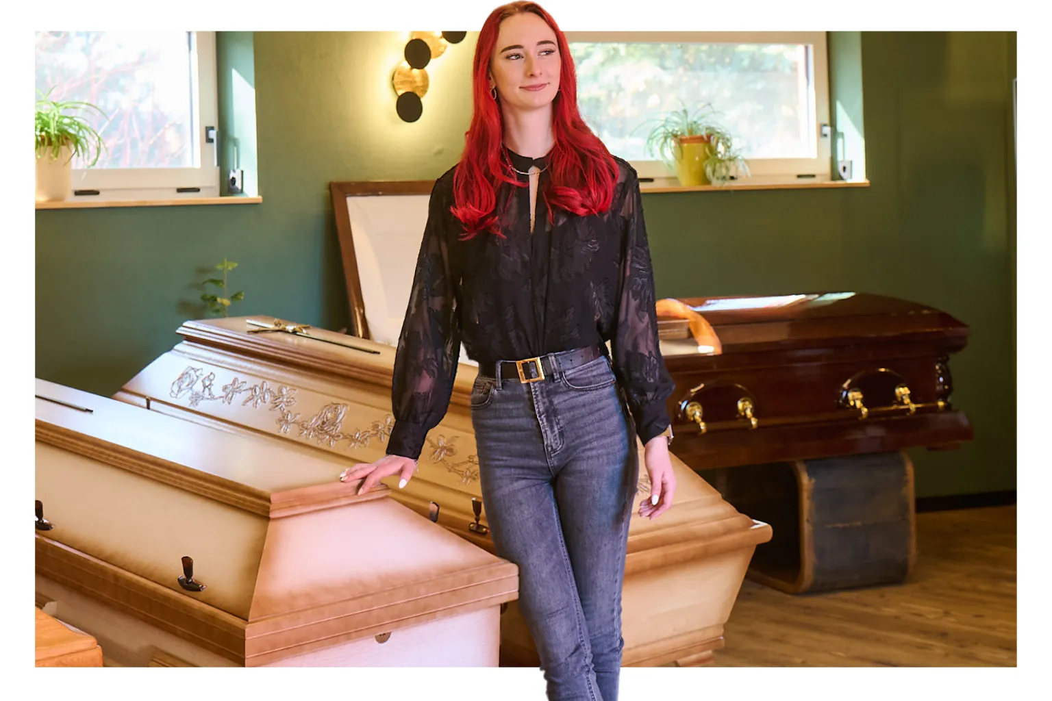 Bestattungsfachkraft Annabell Wandelt steht in ihrem Bestattungshaus.