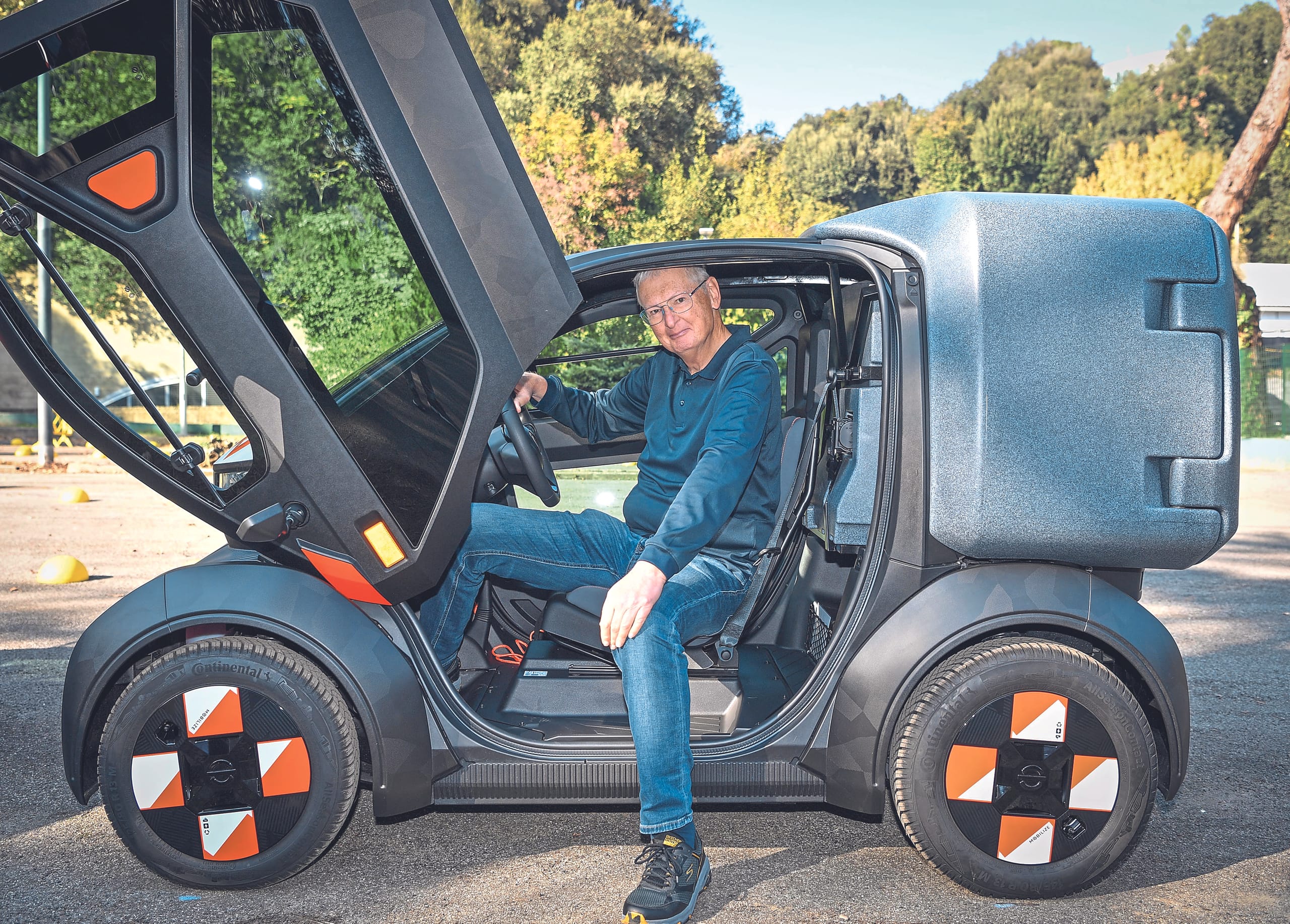 Bitte einsteigen: Die Flügeltüren öffnen scherenartig nach vorne wie bei einem Lambo-Supersportwagen.