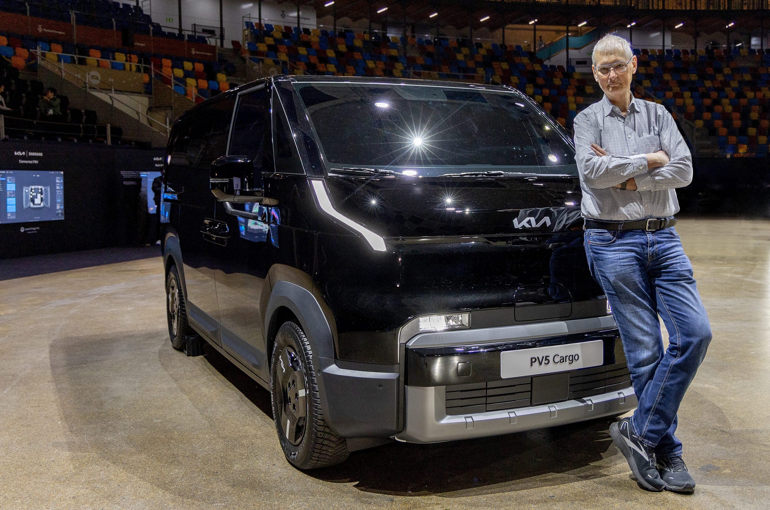 Kia PV5 Cargo: Kastenwagen mit markanten Leuchten.