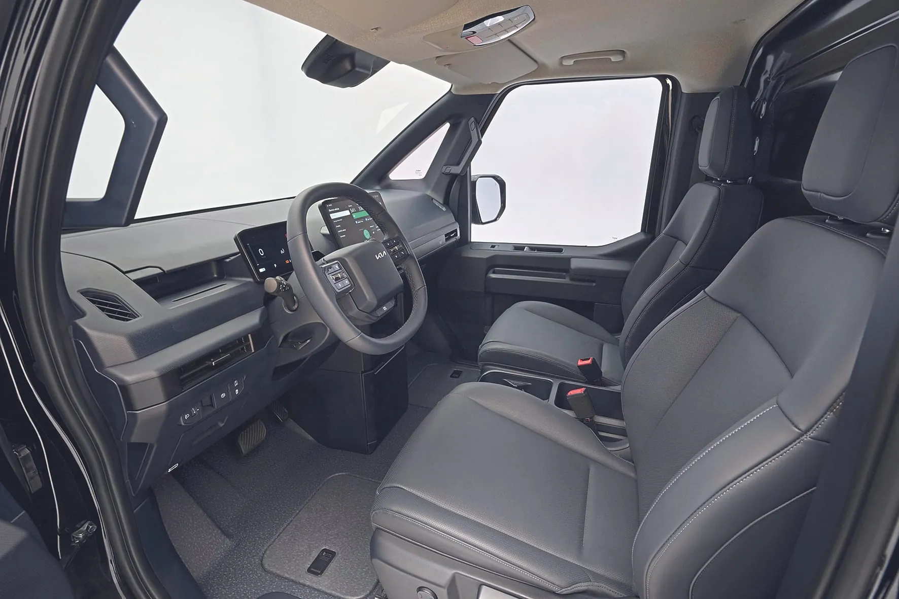 Geräumiges Cockpit: viel Platz, viele Ablagen, kompakte Instrumente.