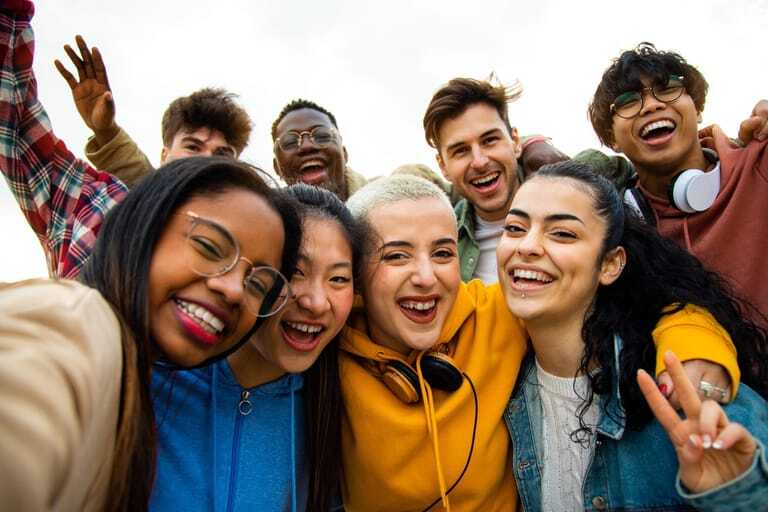 Suchen ihre News vor allem auf TikTok: junge Menschen unter 30 Jahren.