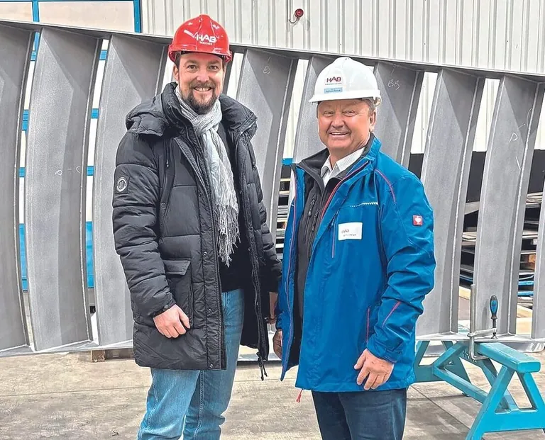 Andreas P&ouml;rsch (rechts) mit Patrick Neumann von handwerk magazin. Beim Rundgang &uuml;ber das riesige Betriebsgel&auml;nde zeigt sich die Angebotsvielfalt der Experten aus Wusterhusen.