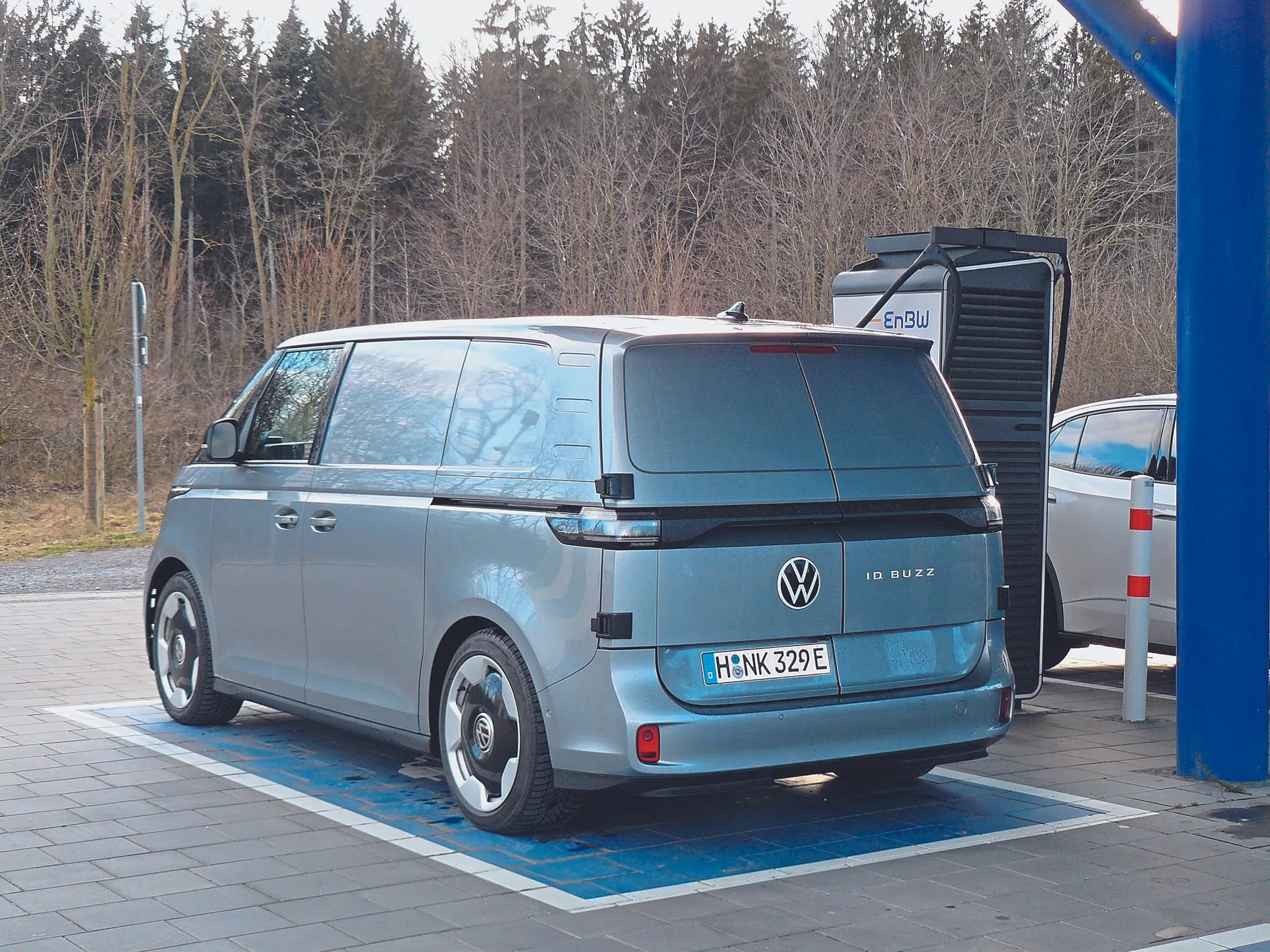 Power an der Ladestation: Hier zieht der VW bis zu 185 kW an der Schnelllades&auml;ule.
