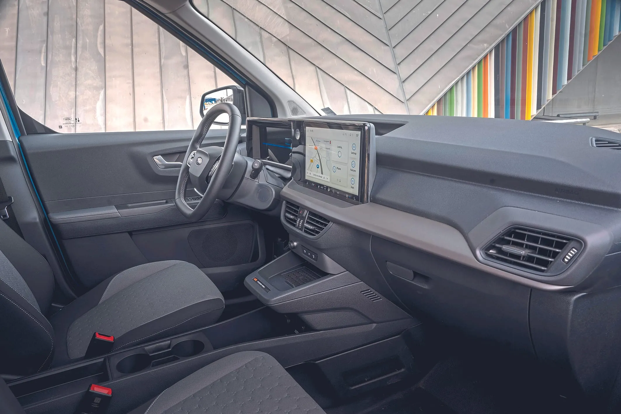 Schmucklos, aber funktionell: Cockpit des E-Transit Courier