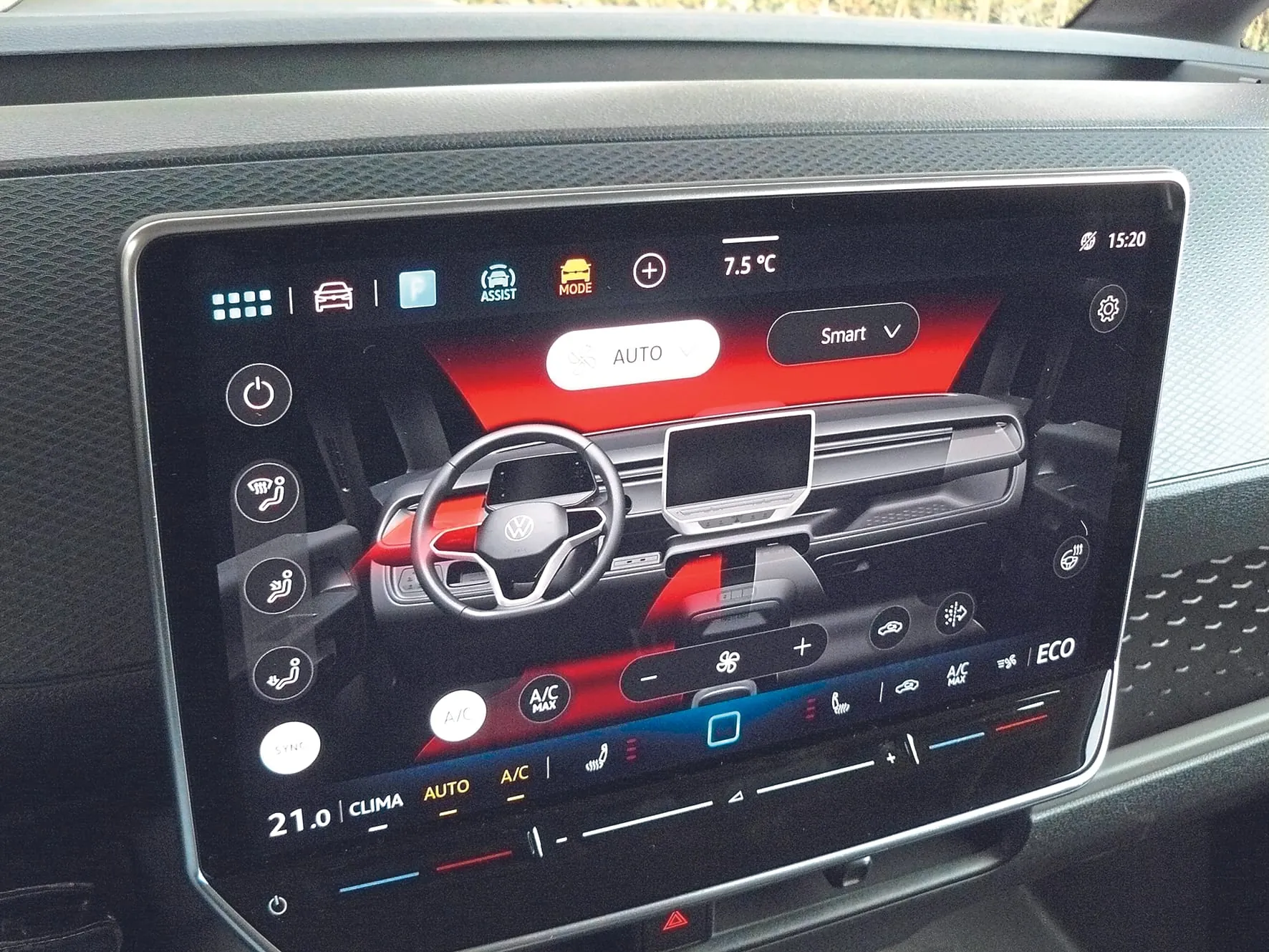 Gute Bedienung w&auml;hrend der Fahrt? Weit ver&auml;stelter Touchscreen.