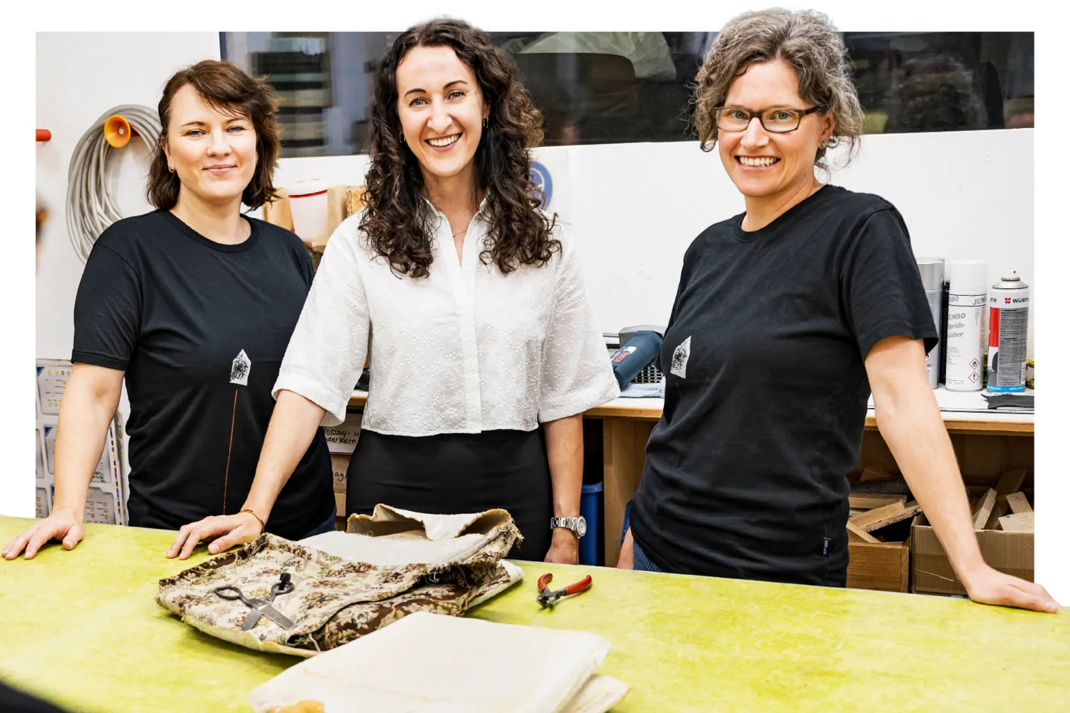 Romina und Olivia Haller (Mitte und rechts), Nachfolgerinnen im Familienbetrieb Haller Raumgestaltung in Horgenzell, mit der Ausbildungsleiterin Olga Blosche (links).