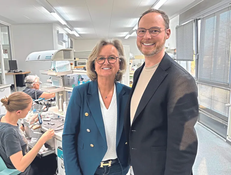 Unternehmenschef Axel Kahle (rechts) mit Firmengr&uuml;nderin Elvira Sinnott im Osnabr&uuml;cker Dentallabor Sinnott + Kahle.