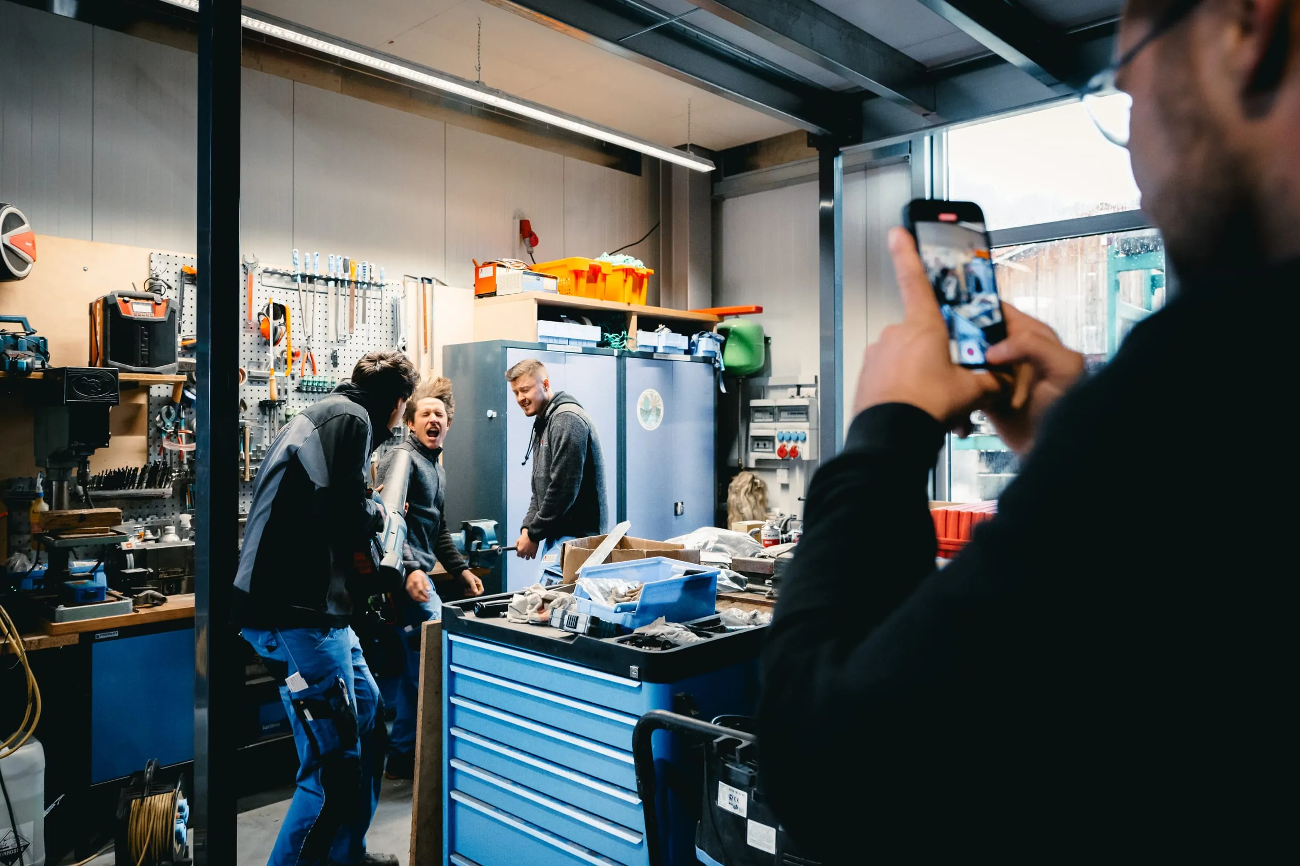 Einblicke in die Aufnahme eines TikTok-Videos in der Werkstatt der Vögel GmbH: