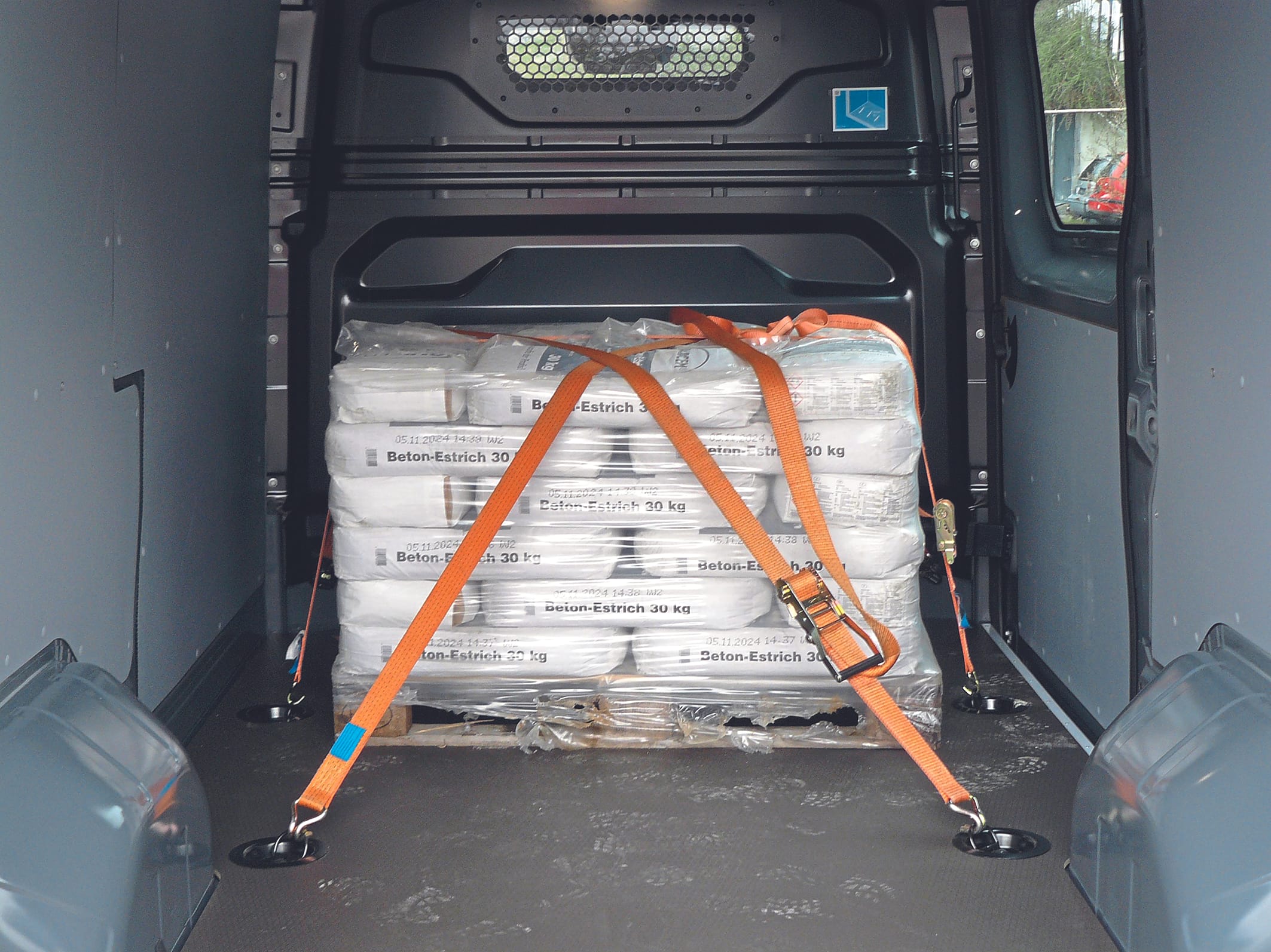 Bitte einpacken: Üppige Nutzlast, Boden und stabile Zurrösen – das freut den Fuhrparkleiter.