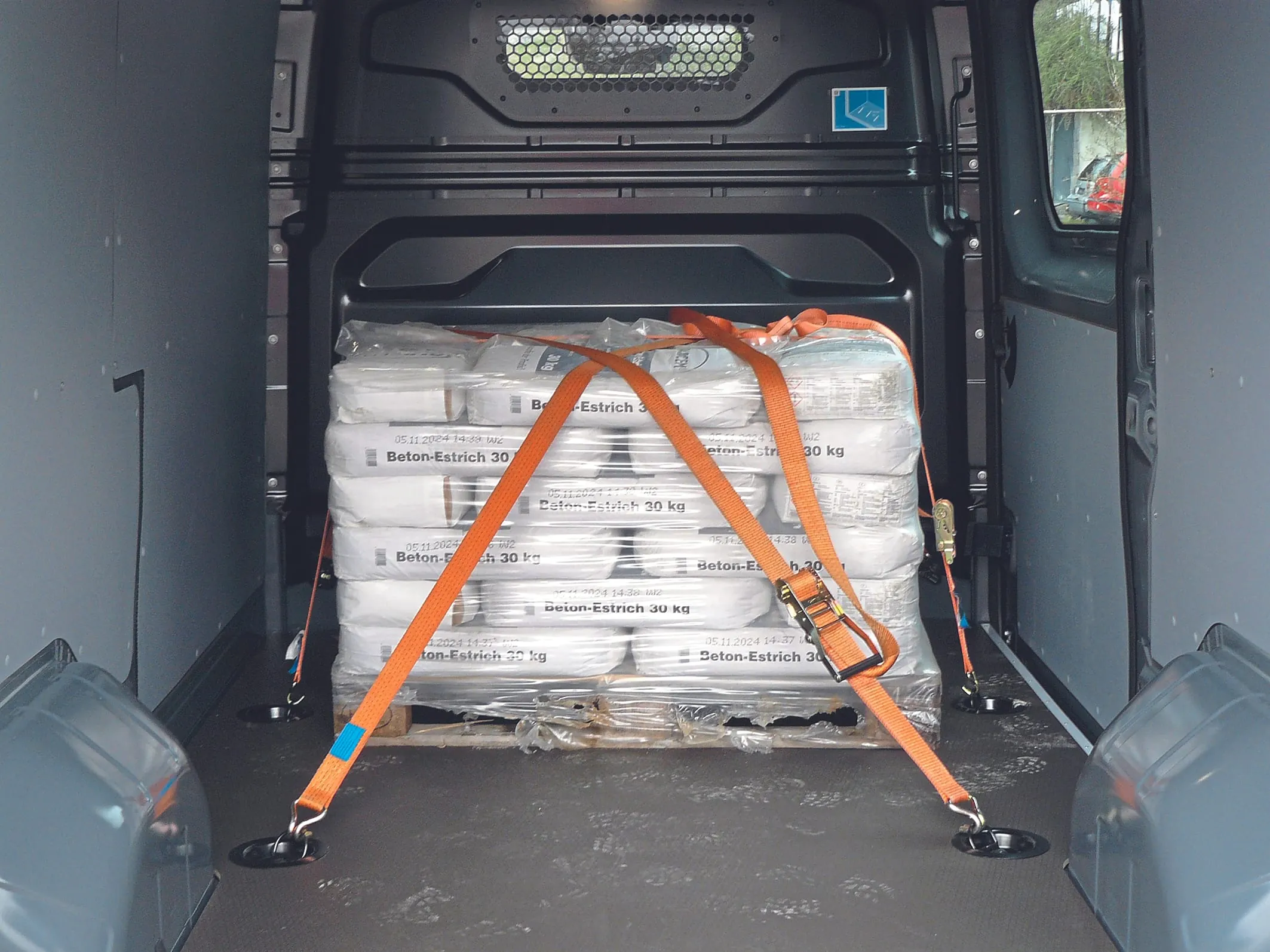 Bitte einpacken: &Uuml;ppige Nutzlast, Boden und stabile Zurr&ouml;sen &ndash; das freut den Fuhrparkleiter.