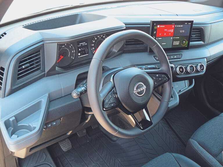 Vorbildliches Cockpit: Becherhalter als Griff, klassische Instrumente, alles im Viertelkreis angeordnet.