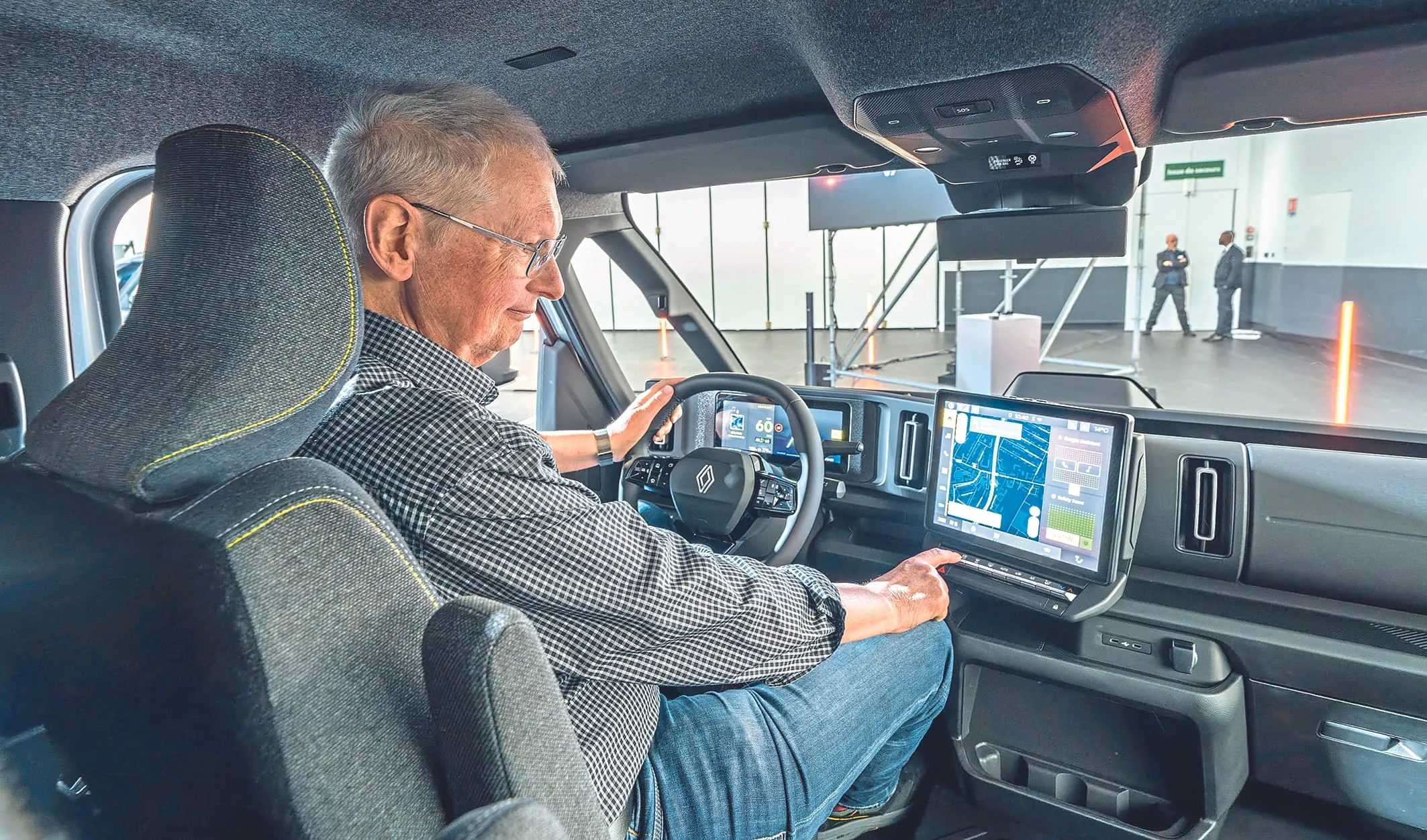 Die Mittelkonsole mit großem Touchscreen ist dem Fahrer zugeneigt.