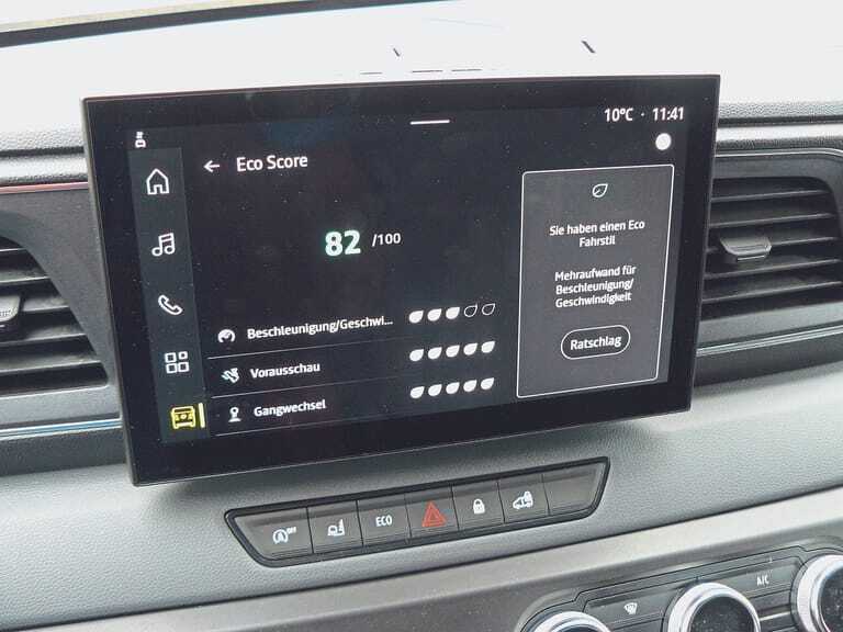 Gut gemacht: Der Testwagen lobt bei sparsamer Fahrt und kritisiert die Rowdys am Steuer.