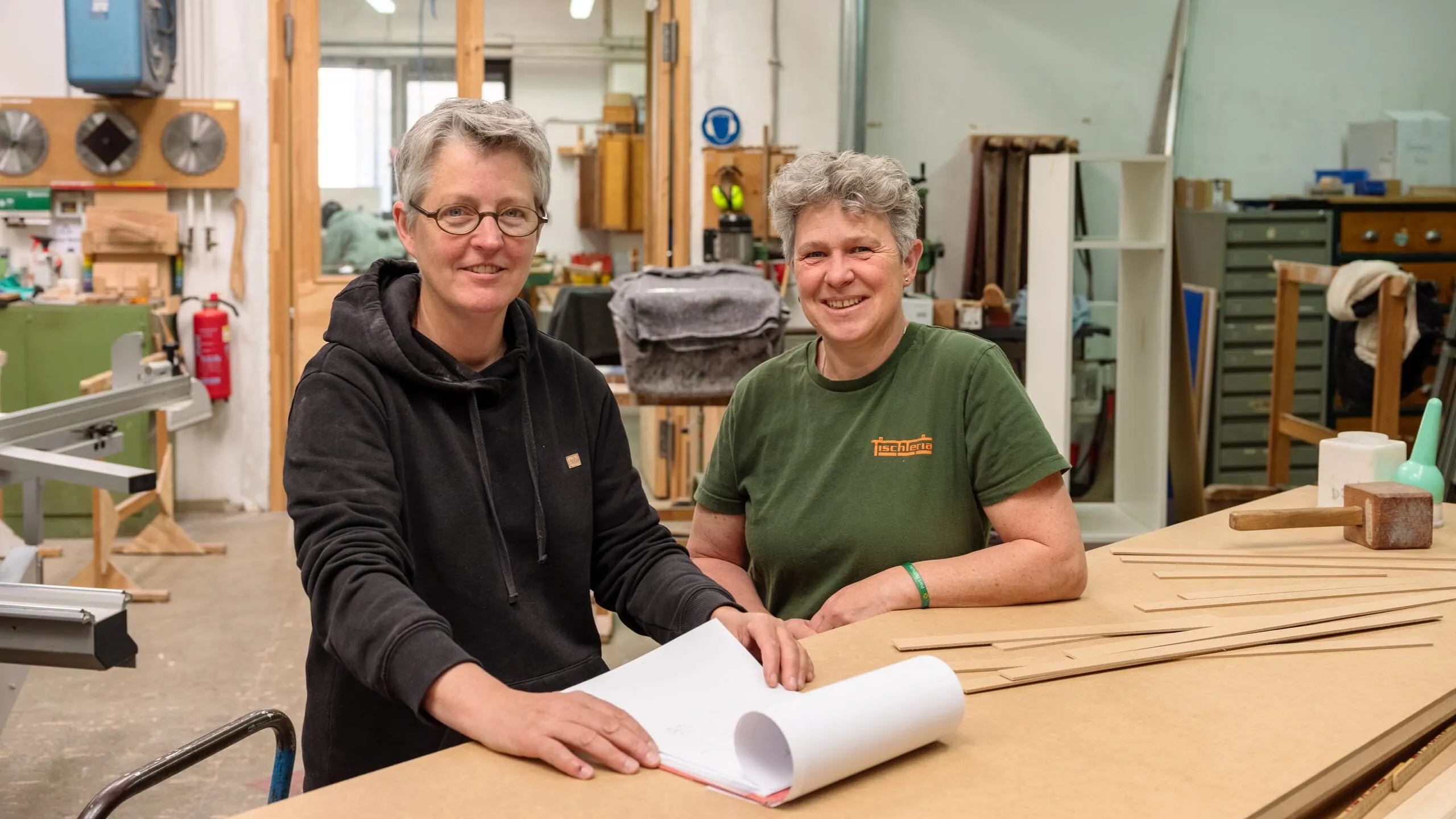Die Tischlermeisterinnen f&uuml;hren zusammen die Tischleria GmbH und leben Gleichstellung im Handwerk.