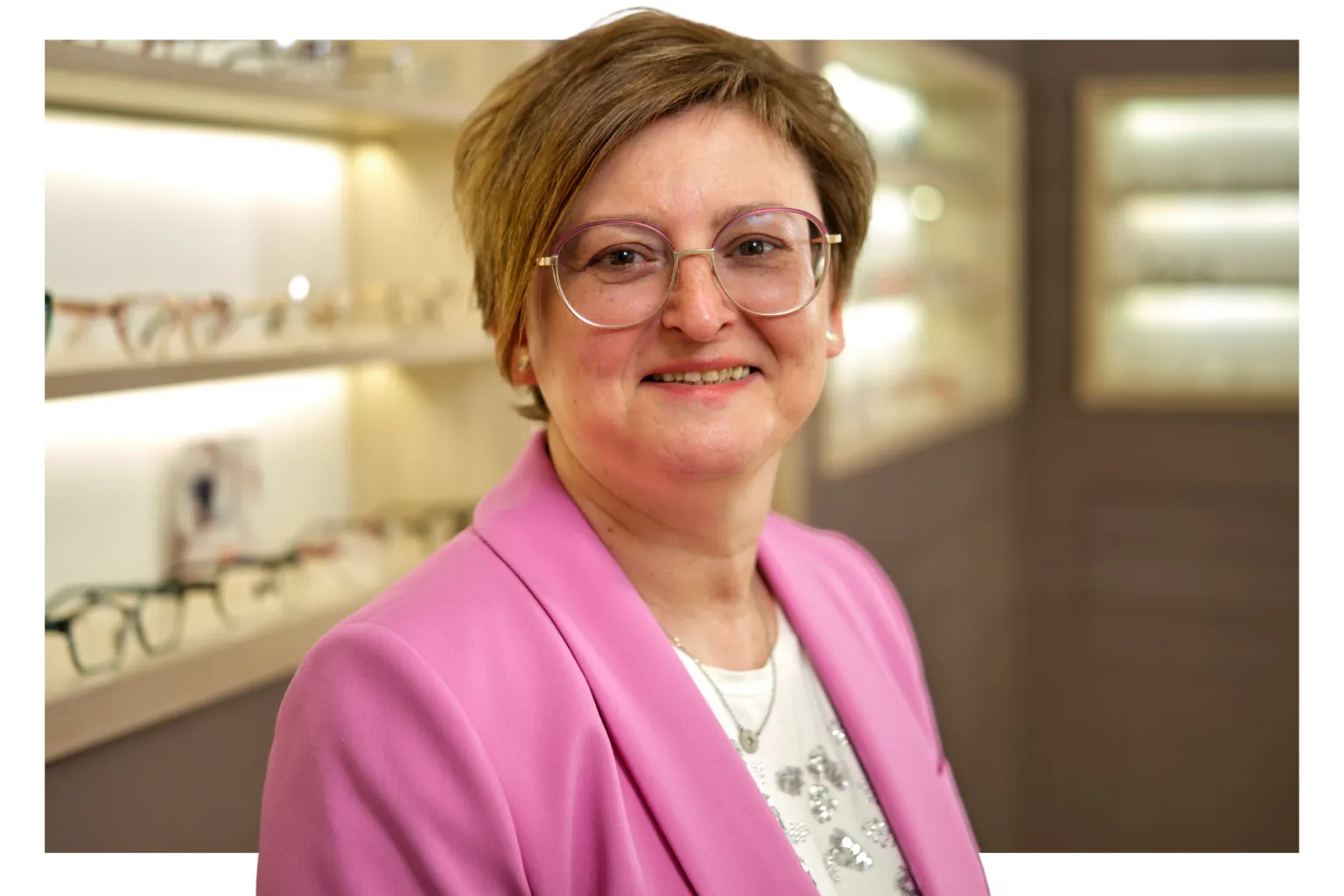 Optikermeisterin Silke Biertz in Dieblich hat die Verbraucher in der Moselregion über Plakate auf ihr neu gegründete Optikerfachgeschäft aufmerksam gemacht. Sie hat Marketingplattformen benutzt, um einfach und günstig Werbekampagnen zu schalten.