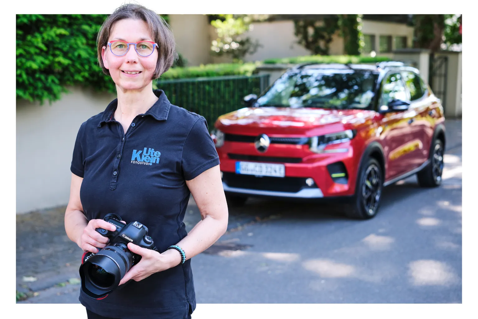 Fotografin Ute Klein und der Citroën ë-C3 MAX: „Die glänzenden Leichtmetallfelgen finde ich schick, das kräftige Rot gefällt mir.“