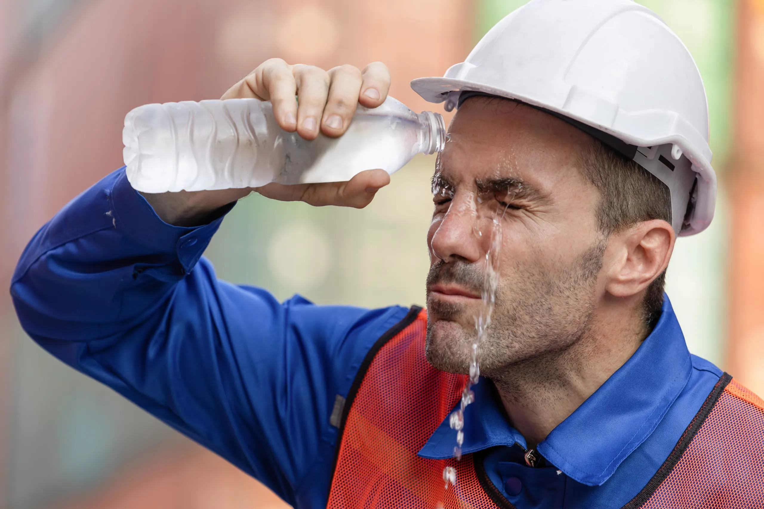 Um Gesundheitsschäden und drastische Leistungseinbrüche zu vermeiden, ist es bei Arbeiten im Freien sinnvoll, sich mit Kühlkleidung zu schützen.