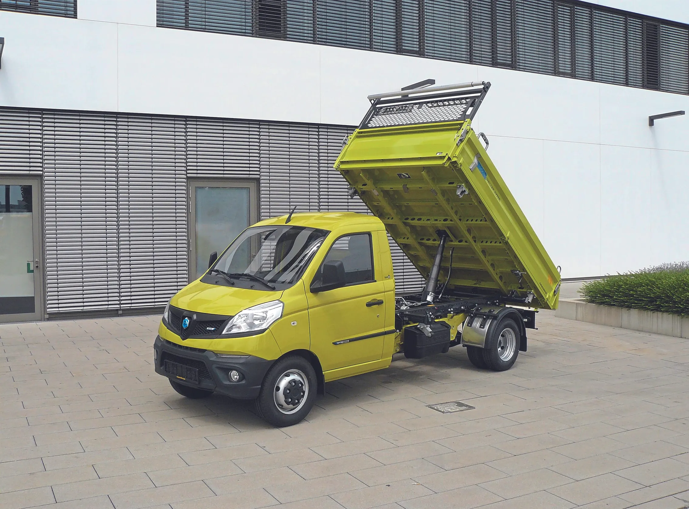 Dreiseitenkipper: Piaggio Porter NP6 mit Kippbrücke