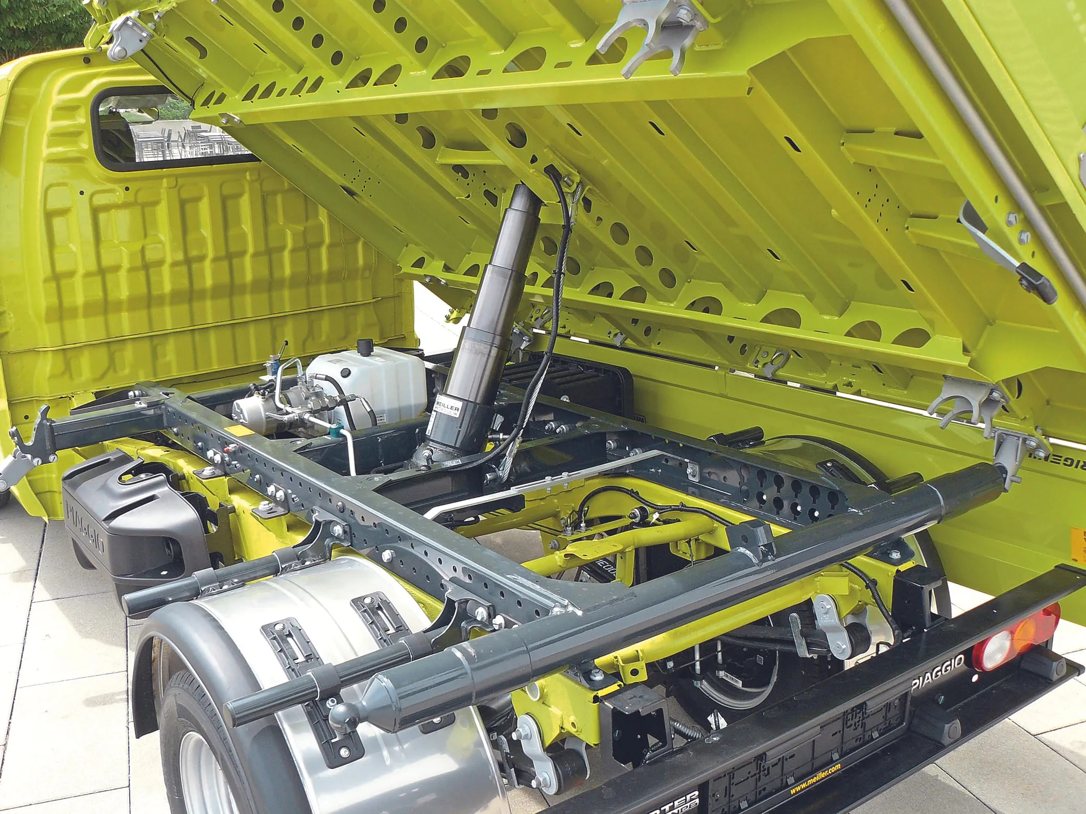 Typisches Meiller-Know-how: gewichtsoptimierte Konstruktion, Kippzylinder aus eigener Fertigung.