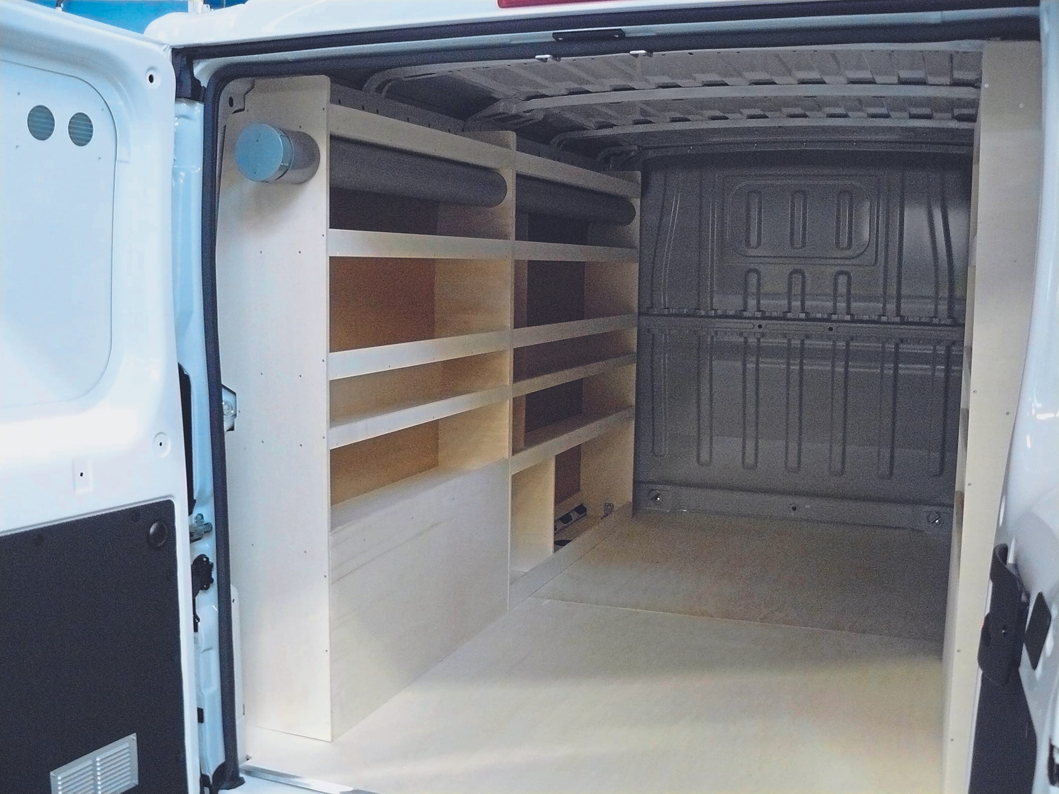 Ungewöhnlicher Ausbau: Service Transporter mit Innenleben aus Holz. aus Holz.
