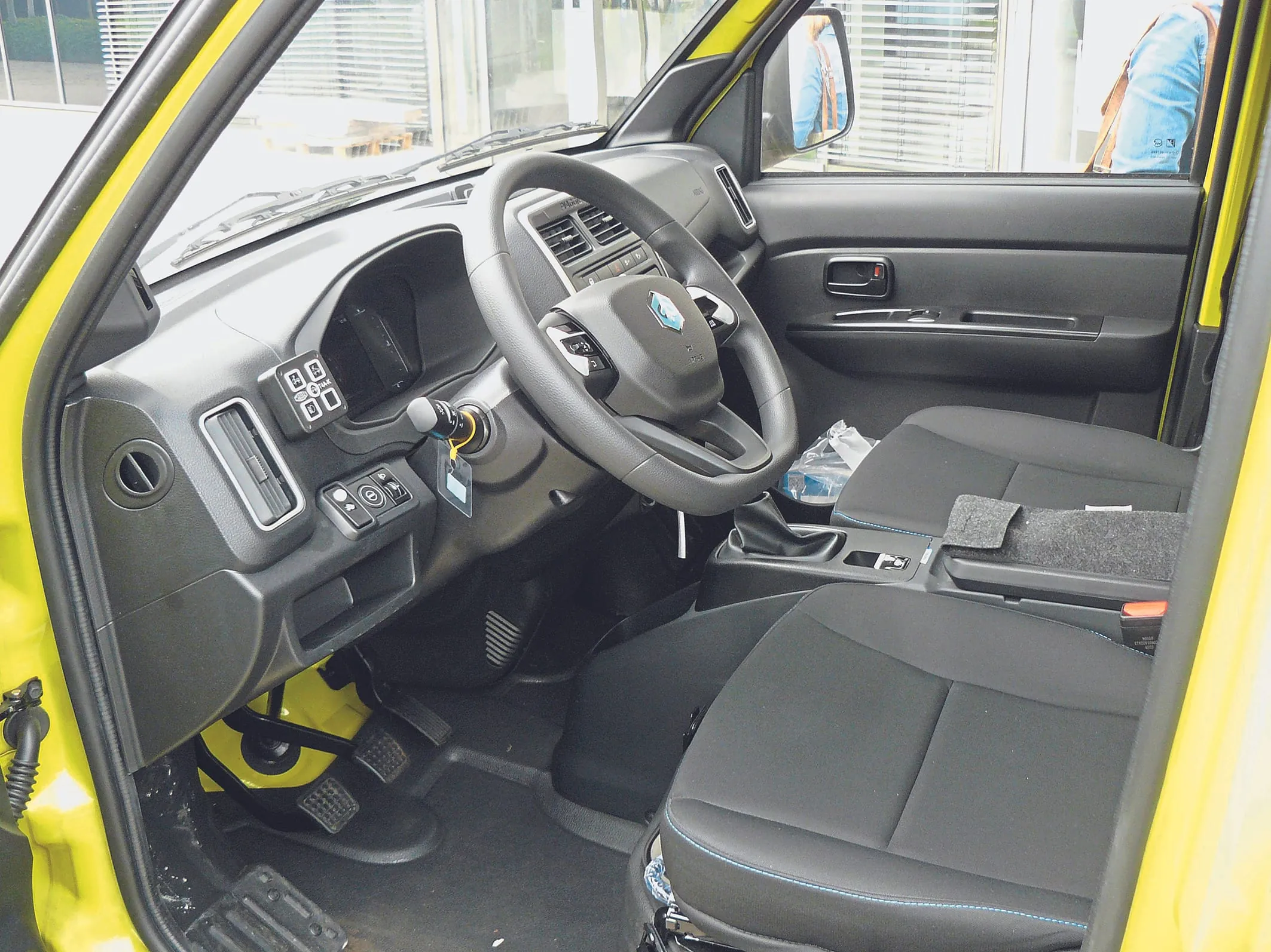 Knapp geschnitten: Große Fahrer müssen draußen bleiben, aber zeitgemäße Ausstattung des Fahrerarbeitsplatzes.