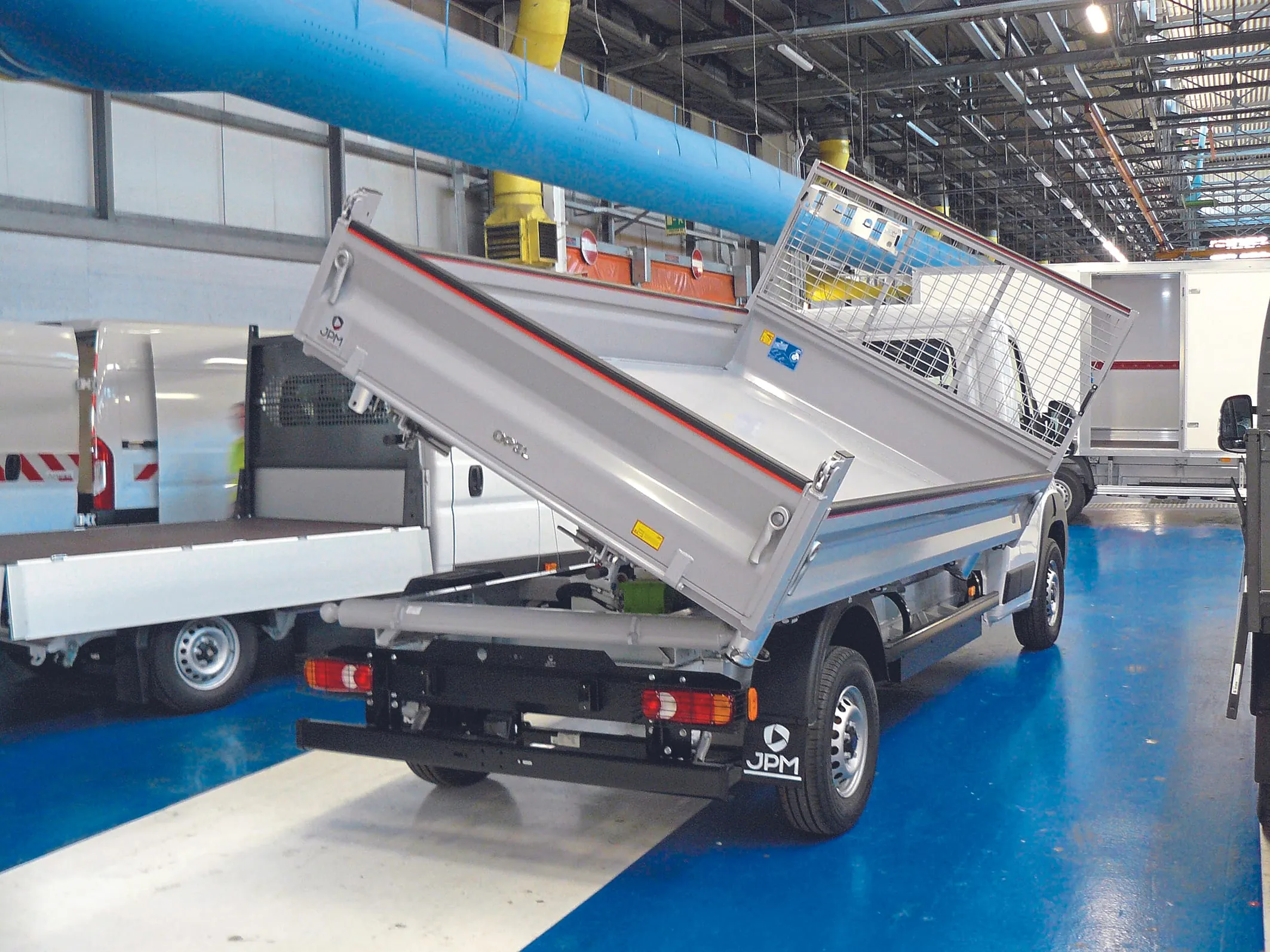 Kipper ab Werk: Dreiseitenkipper von JPM, Hinterkipper von Scattolini.