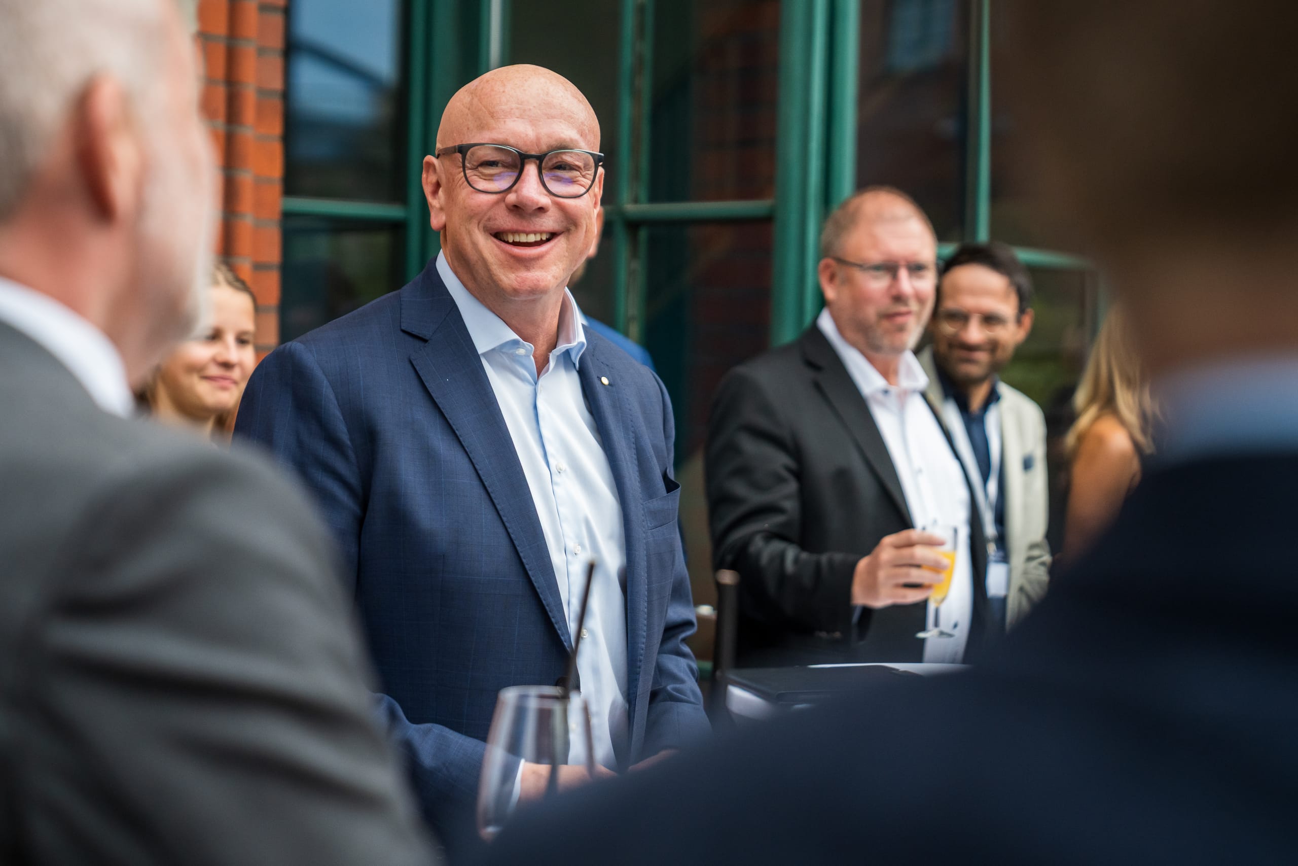 Draußen beim Sektempfang können die Gäste den Beginn der Veranstaltung in der Zeche Adolf Hansemann in Dortmund kaum erwarten: Hier etwa Torsten Uhlig, CEO der Signal Iduna Gruppe.