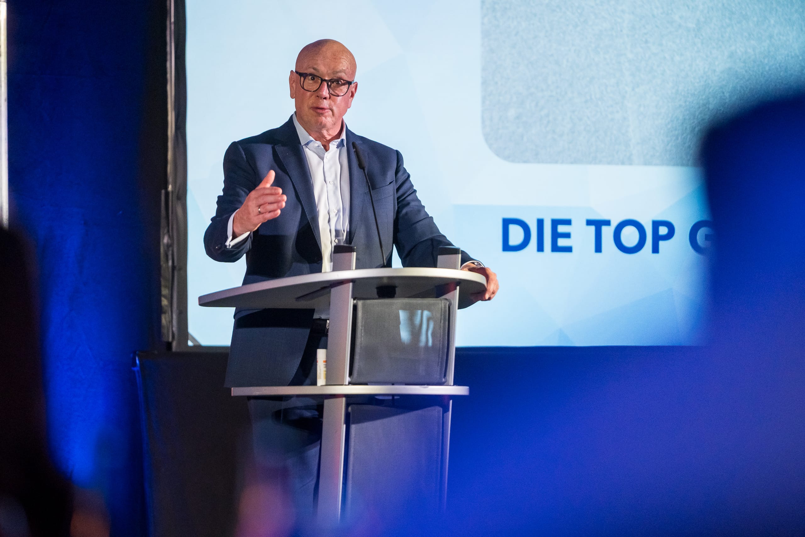 Die dritte und letzte Laudatio des Abends hält Torsten Uhlig, CEO der Signal Iduna Gruppe. „Seine“ Kategorie: Der „Top Gründer“ 2025.