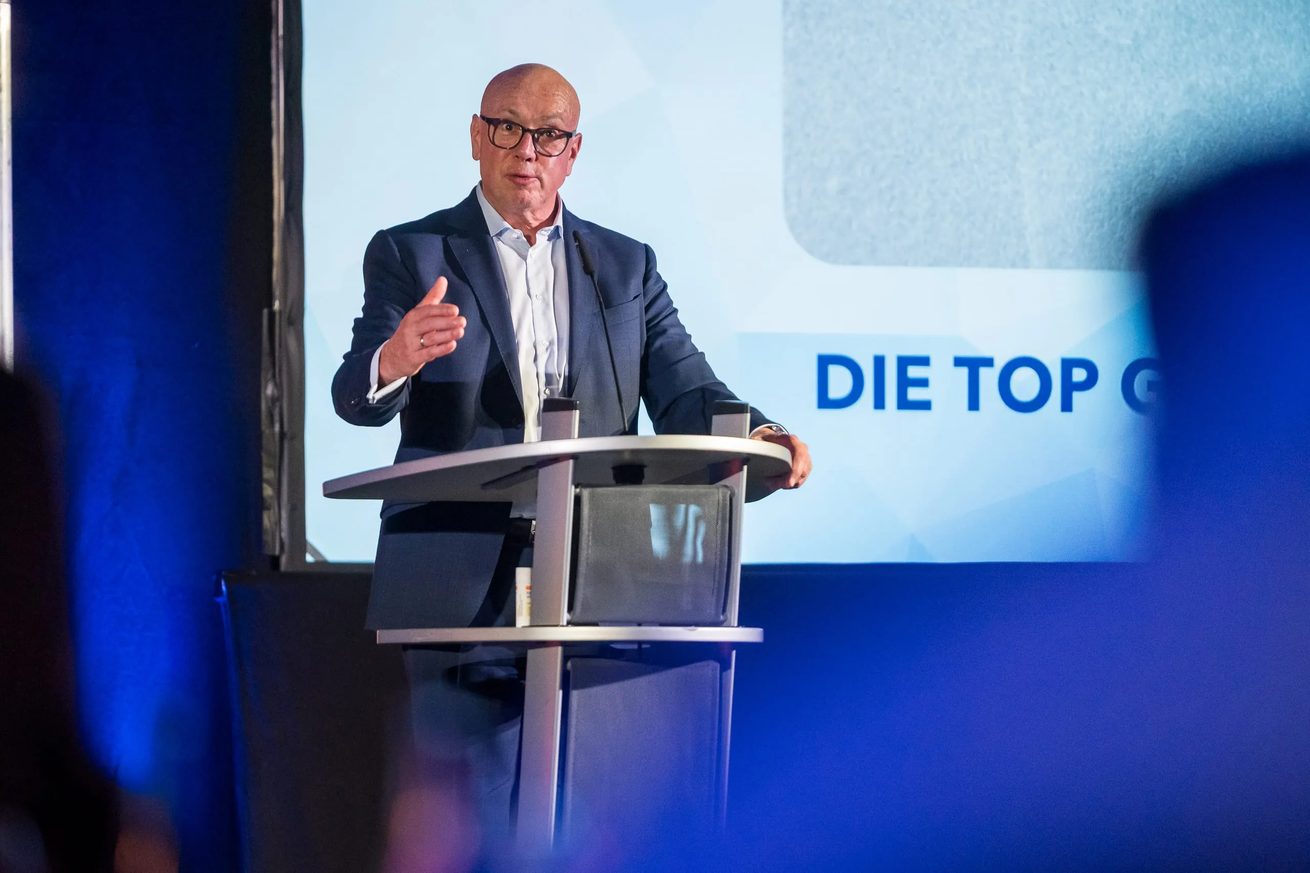 Die dritte und letzte Laudatio des Abends hält Torsten Uhlig, CEO der Signal Iduna Gruppe. „Seine“ Kategorie: Der „Top Gründer“ 2025.