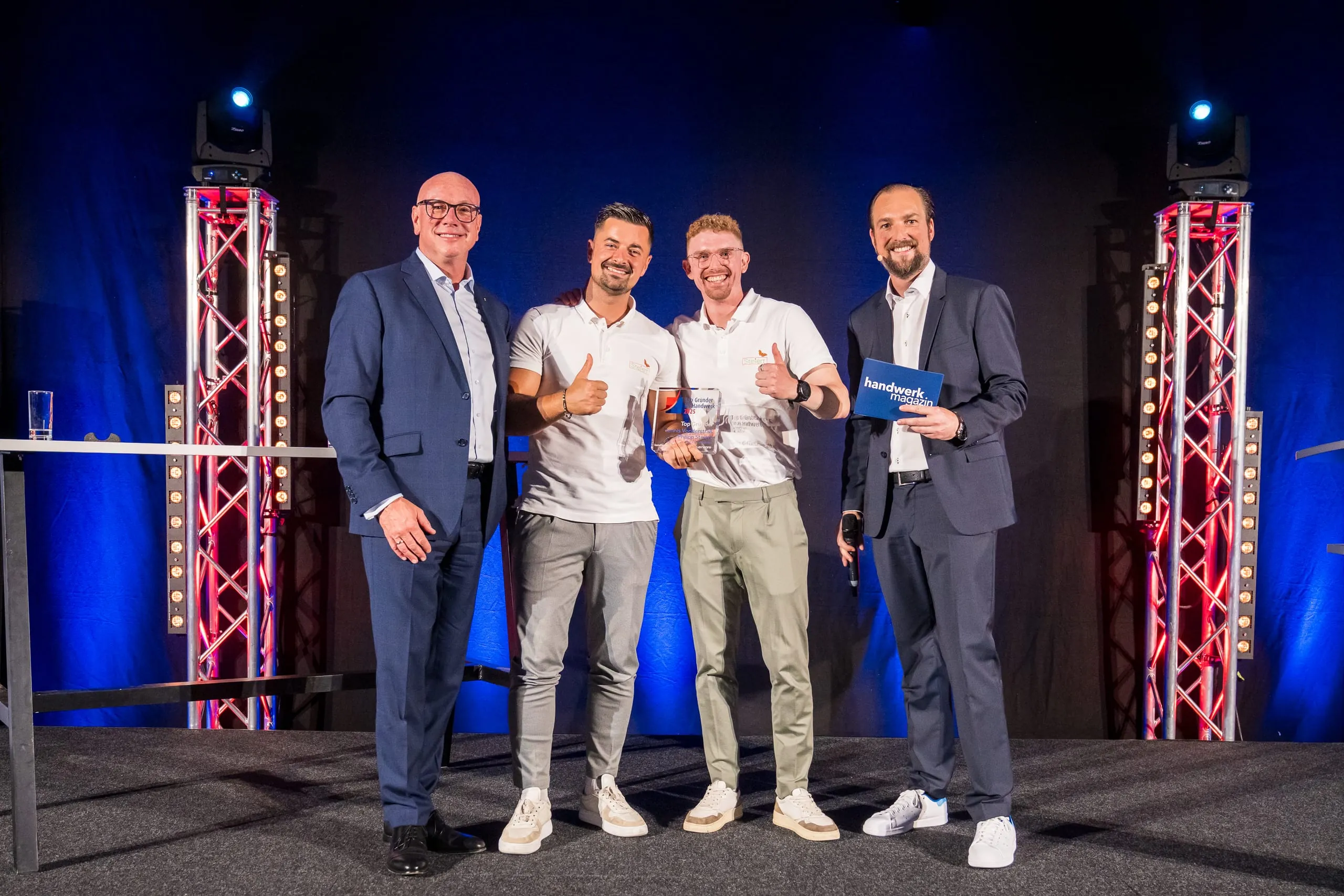 Der „Top Gründer“ 2025 ist dieses Mal ein Duo: Dennis Vonderstraß (2.v.l.) und Philipp Steiert (2.v.r.), Übernehmer der Steiert GmbH in Kirchzarten – hier gemeinsam mit Laudator Torsten Uhlig (li.), CEO der Signal Iduna Gruppe und Moderator Patrick Neumann.