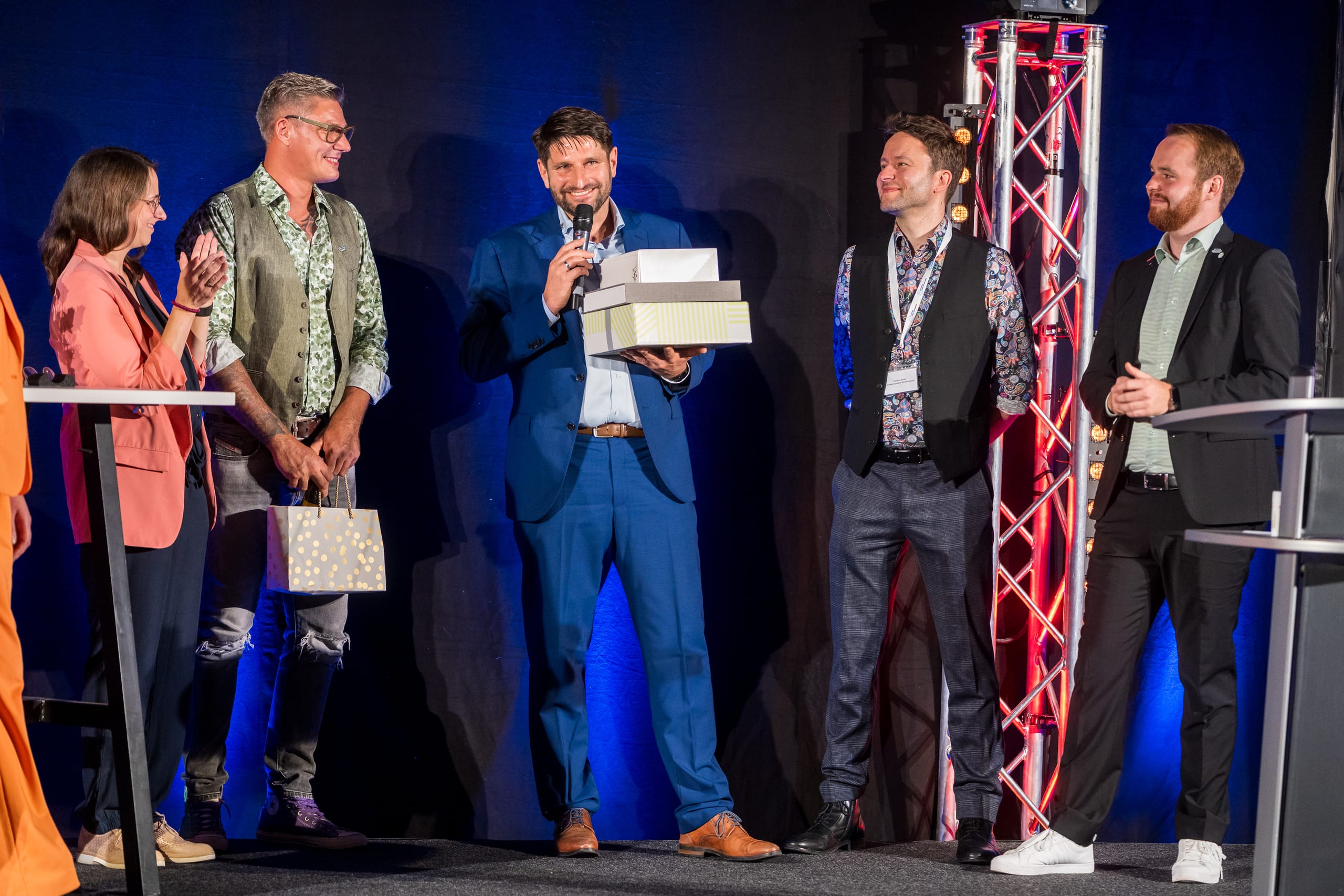 Zum Abschluss der Preisverleihung gibt es nochmal einen überraschenden Programmpunkt – überraschend vor allem für Marco Jaeger, scheidender Bundesvorsitzender der Handwerksjunioren. Seine Kolleginnen und Kollegen im Bundesvorstand holen ihn noch einmal auf die Bühne und überreichen zahlreiche Präsente. Ein emotionaler Höhepunkt des Abends! Auch von handwerk magazin alles Gute und viel Erfolg für die weitere Zukunft!