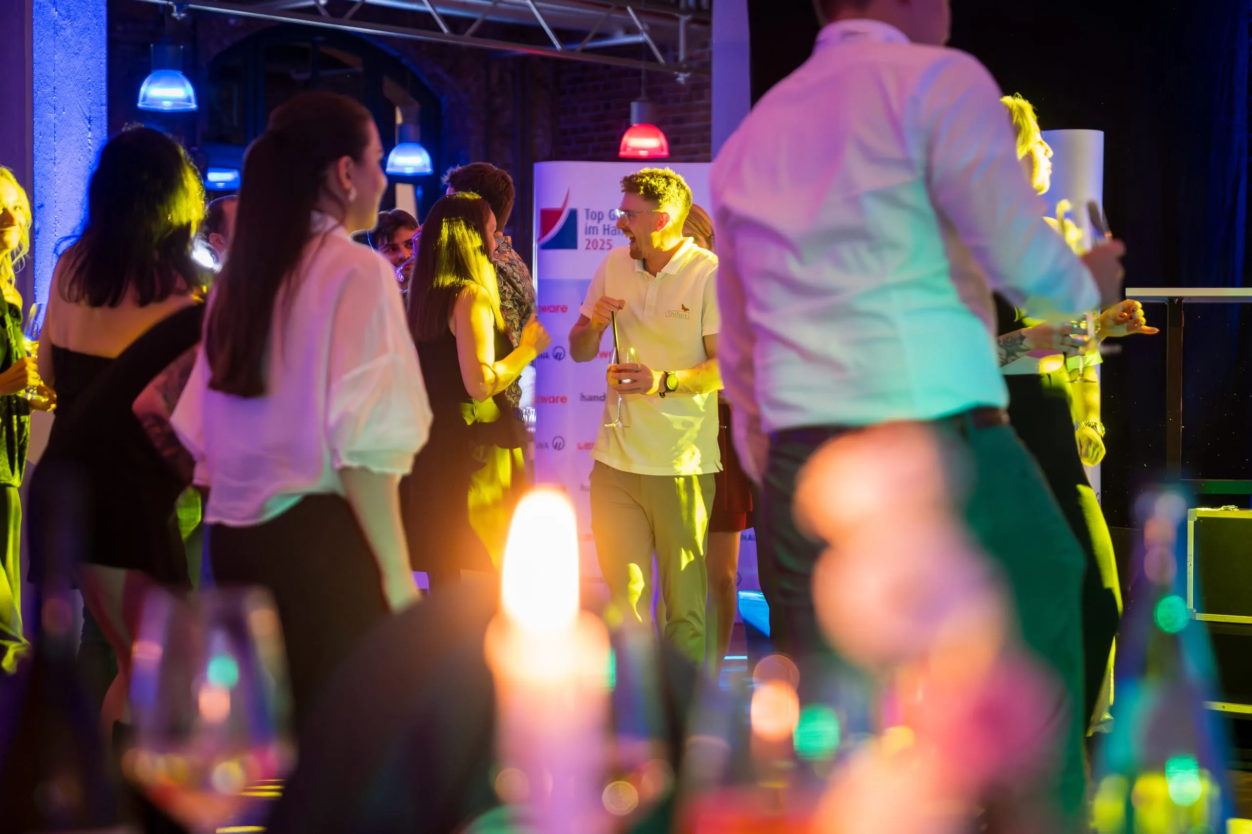 Ihr habt allen Grund zur Freude! Nach so vielen Emotionen bei der Preisverleihung darf jetzt entspannt gefeiert werden.