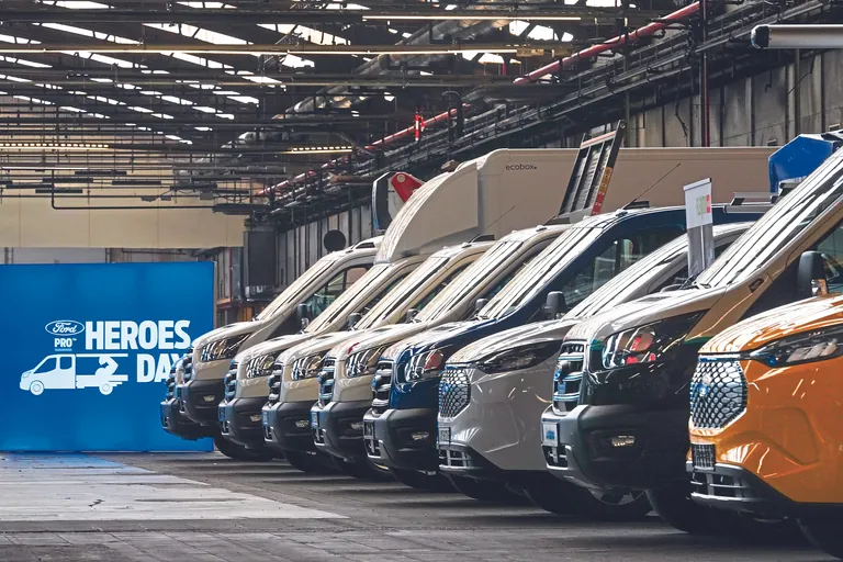 In Reih und Glied: Ford Transit und Transit Custom mit Auf- und Ausbauten.