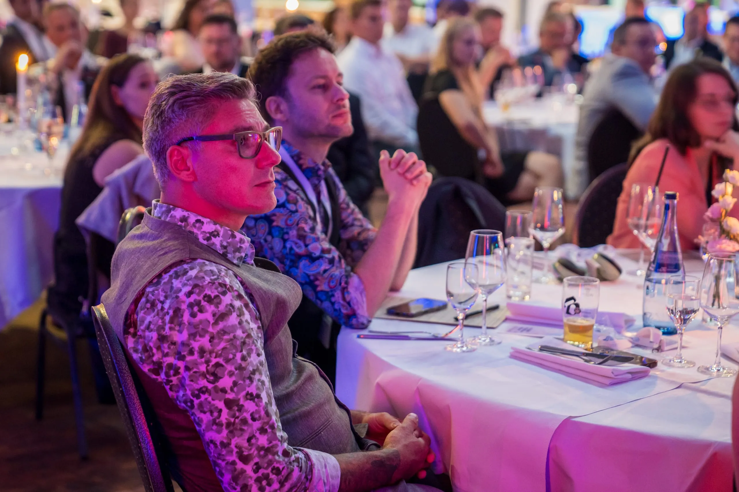 Der Saal ist gut gefüllt – es kann gleich losgehen! Neben Sebastian Richter (li.) und Christian Reuter (2.v.l.) von den Handwerksjunioren ist ein Platz frei…