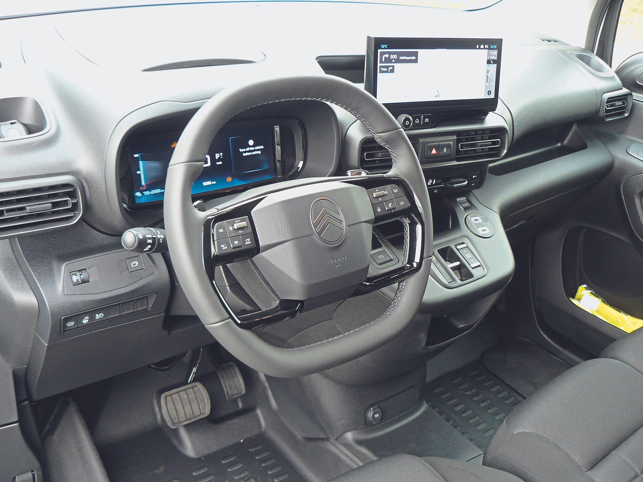 Jüngst überarbeitet: Cockpit des Citroën und seiner Geschwister.