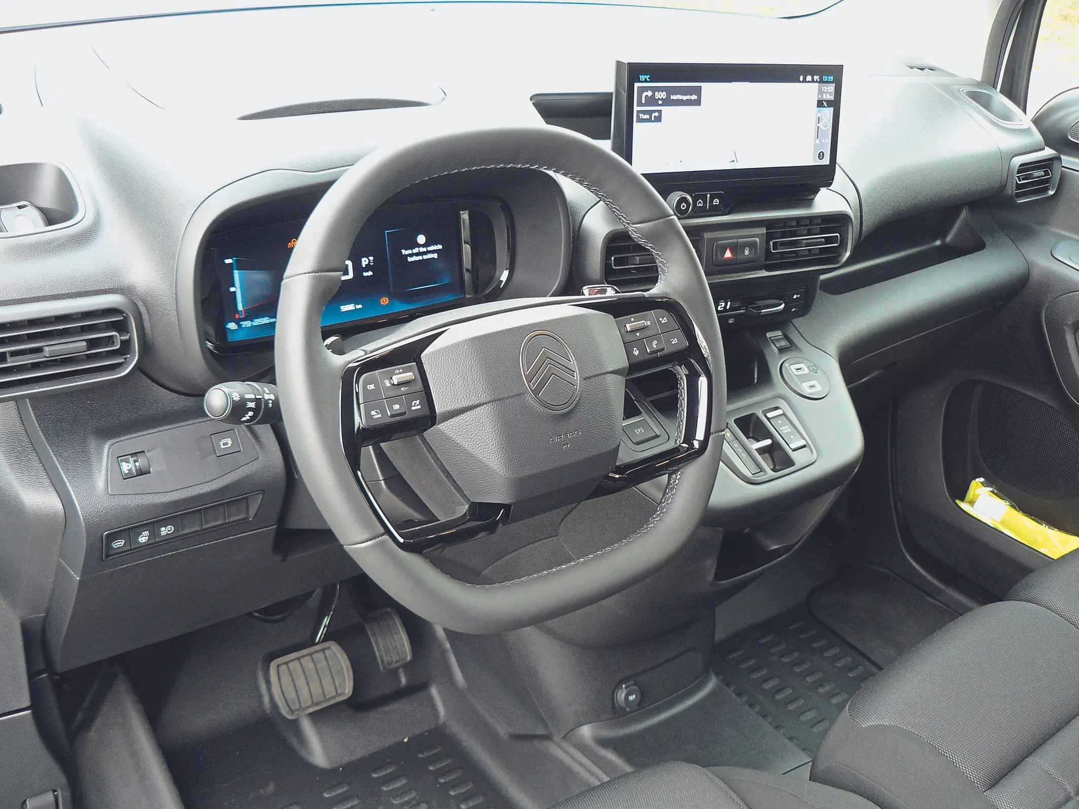 J&uuml;ngst &uuml;berarbeitet: Cockpit des Citro&euml;n und seiner Geschwister.