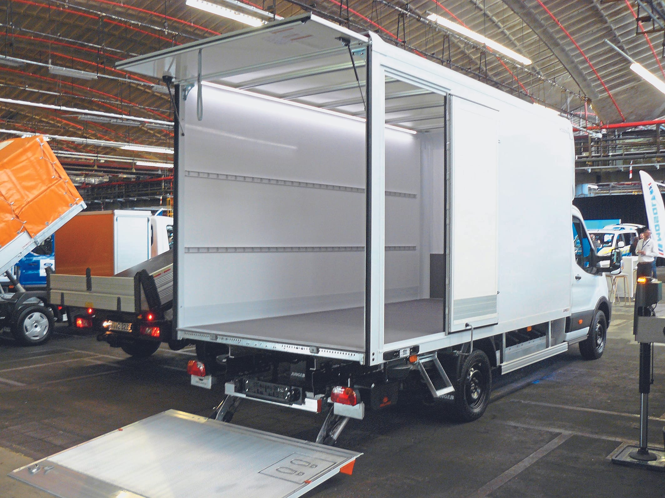 Abgerundete Kanten, niedriges Gewicht: Kofferaufbau von Junge.