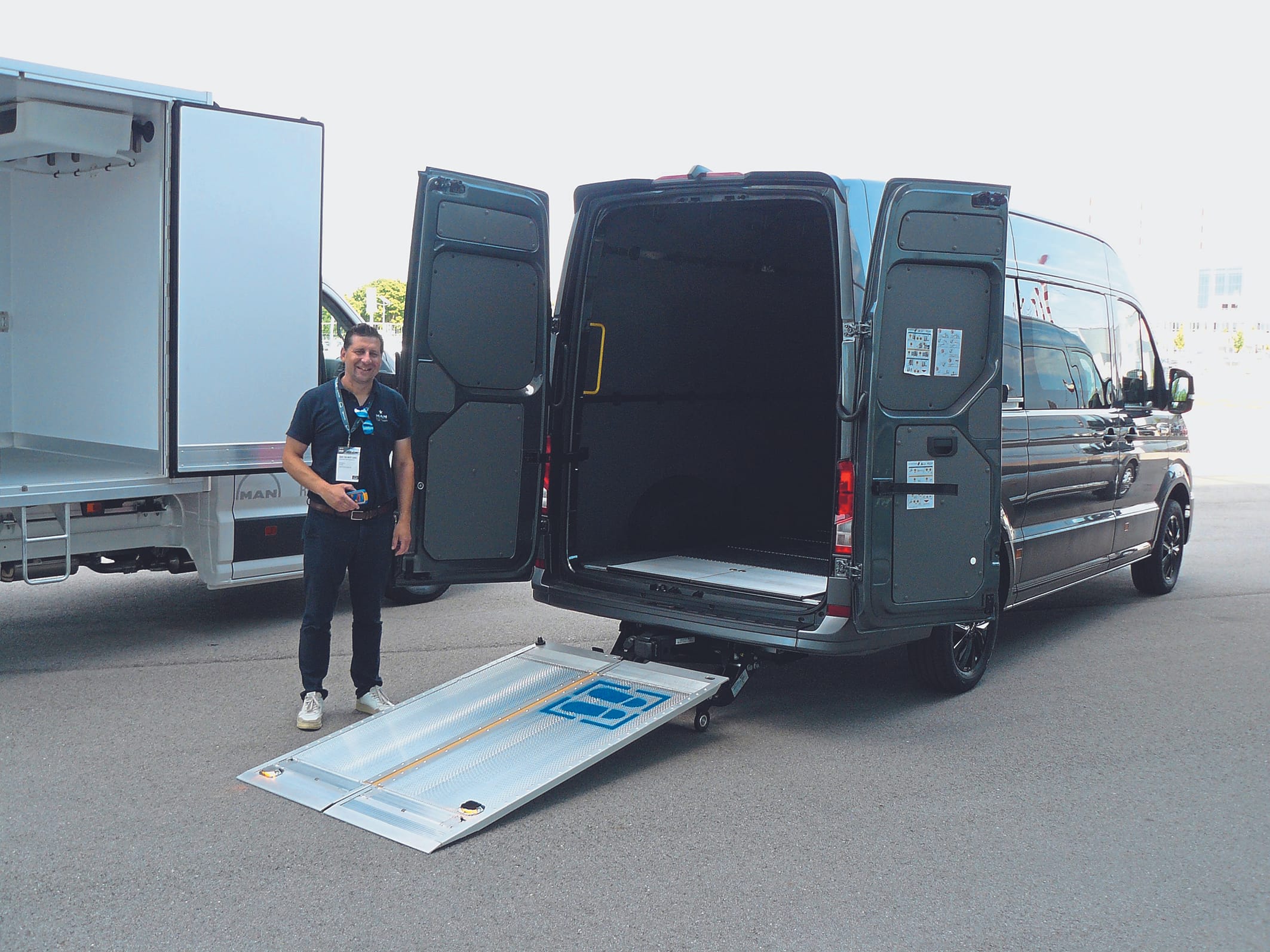 Pfiffige Lösung: TGE-Kastenwagen mit Ladebordwand.