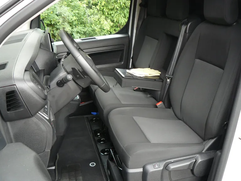 Nicht sehr &uuml;ppig: schlankes Fahrerhaus mit m&auml;&szlig;igen Sitzen.