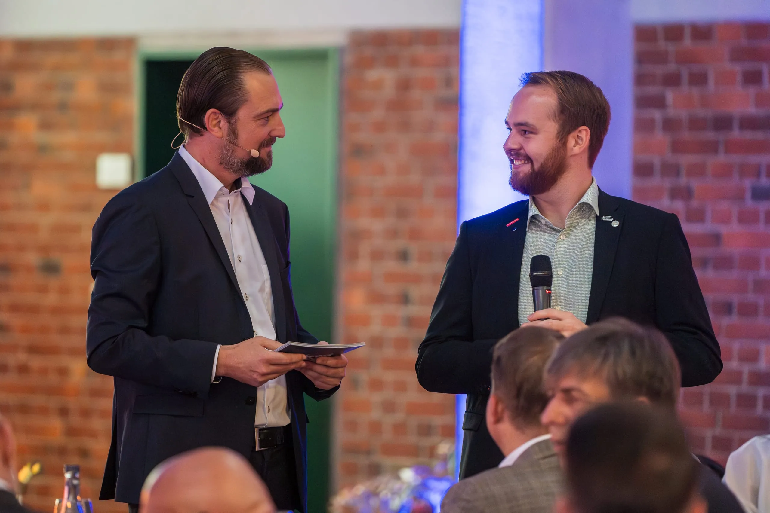 …der leere Platz am Tisch der Junioren des Handwerks gehört Jurymitglied Franz Vogel. Dieser steht zu Beginn der Preisverleihung erst einmal Chefredakteur Patrick Neumann (li.) Rede und Antwort. Thema: Spannende Einblicke in die Arbeit der Top-Gründer-Jury.