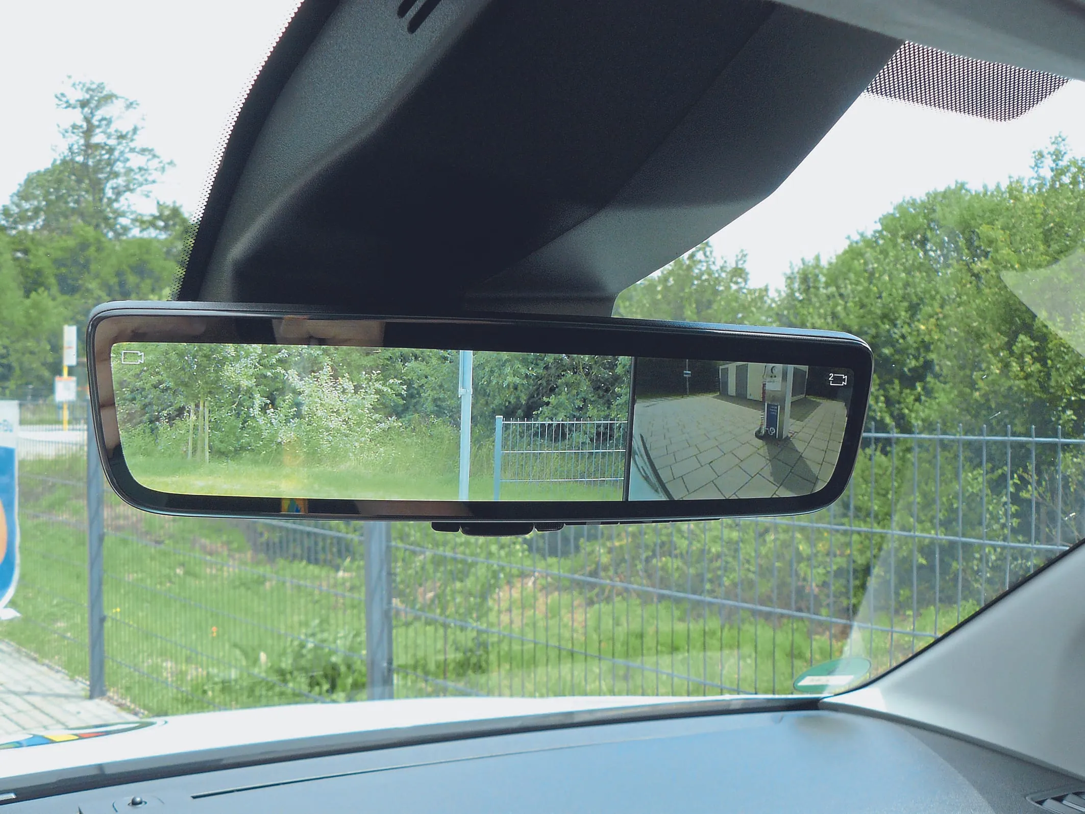 Digitaler Innenspiegel: R&uuml;ckblick trotz verblechten Heckt&uuml;ren.