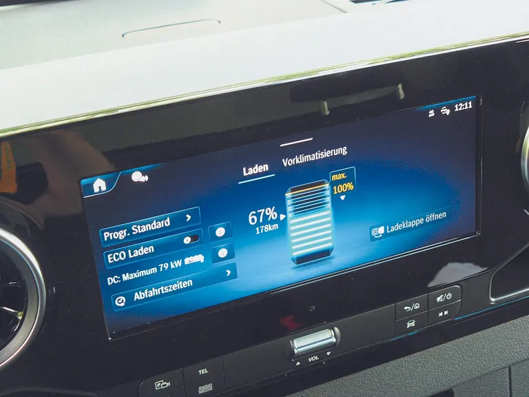 Reichlich Informationen: Das mittige Display unterst&uuml;tzt mit Anzeigen und Wahlm&ouml;glichkeiten.